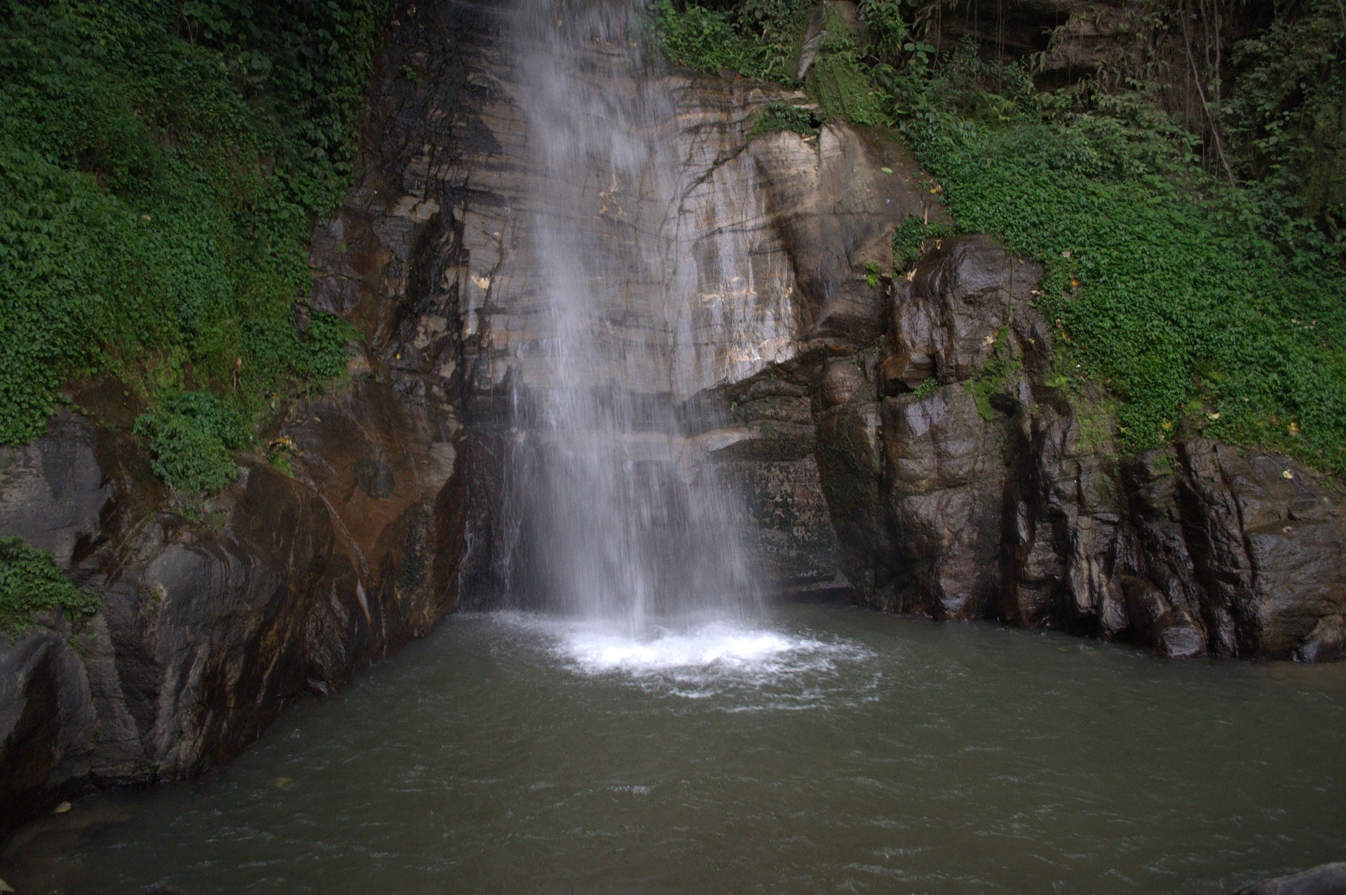 You can also see beautiful waterfalls in Gangtok.