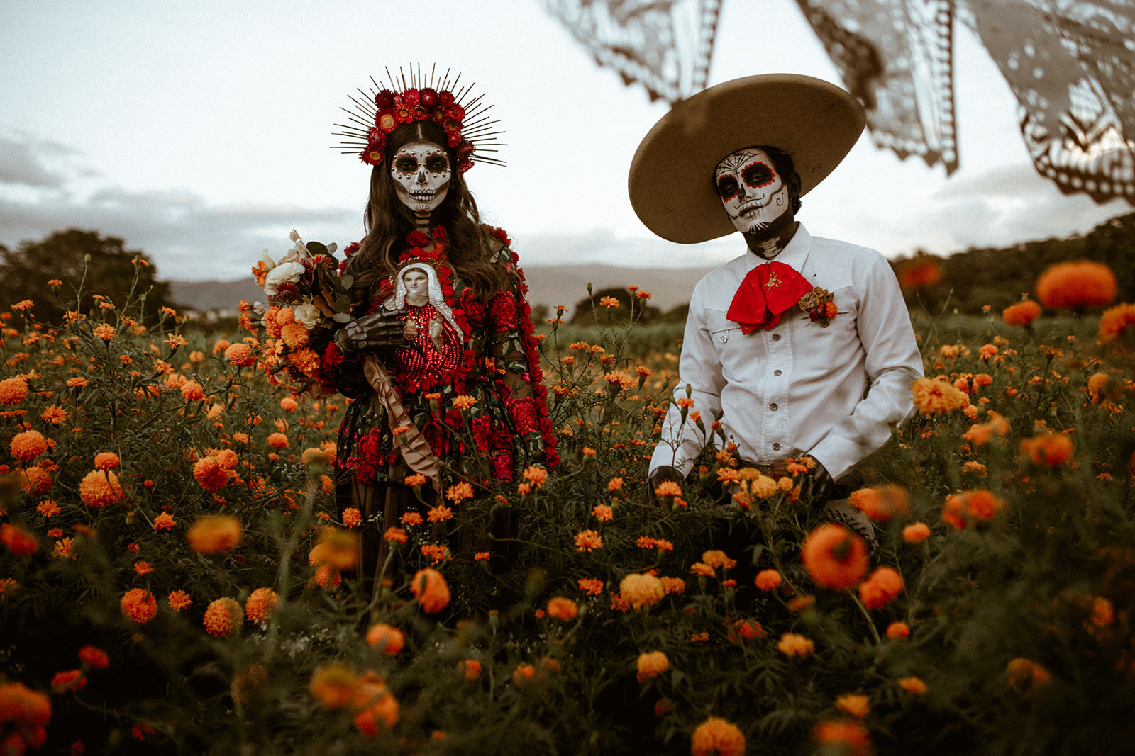 Amor después de la muerte: una sesión editorial que honra al Día de Muertos  en los campos de cempasúchil en Chiapa de Corzo, Chiapas — Frida Enamorada