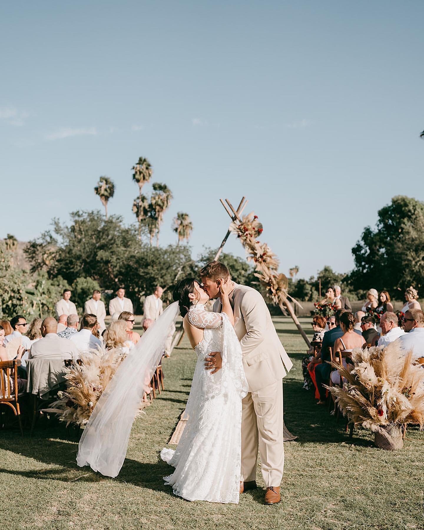 All the deserts vibes you need for a magical wedding day✨🌵 San Jos&eacute; del Cabo has become a favorite spot for couples looking for a relaxed, bohemian and romantic atmosphere and we can see why, isn&rsquo;t it beautiful? ✨🤍 #fridaenamoradaguide