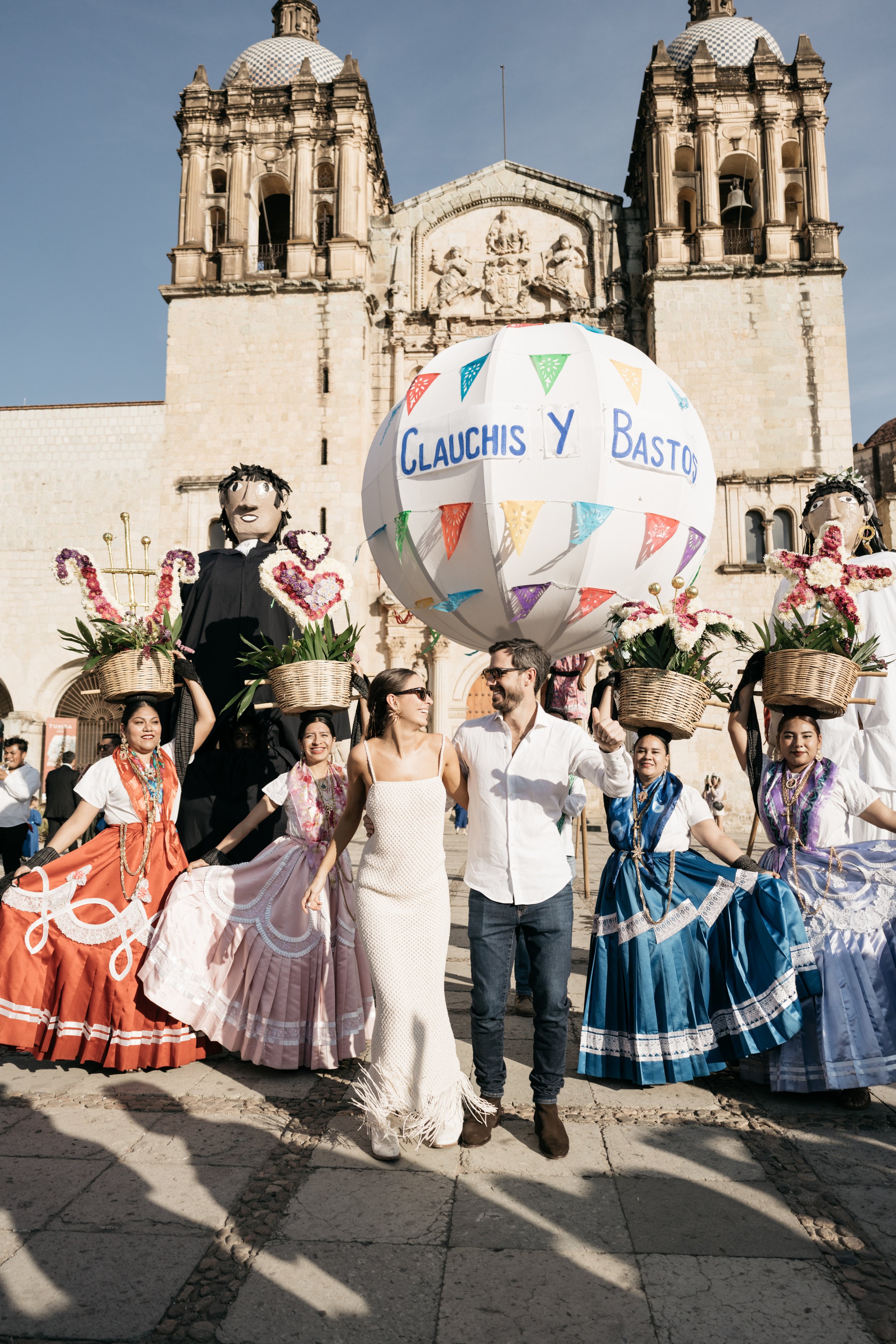 Una boda destino en Destilería Los Amantes, Oaxaca con 5 vestidos de novia  espectaculares — Frida Enamorada