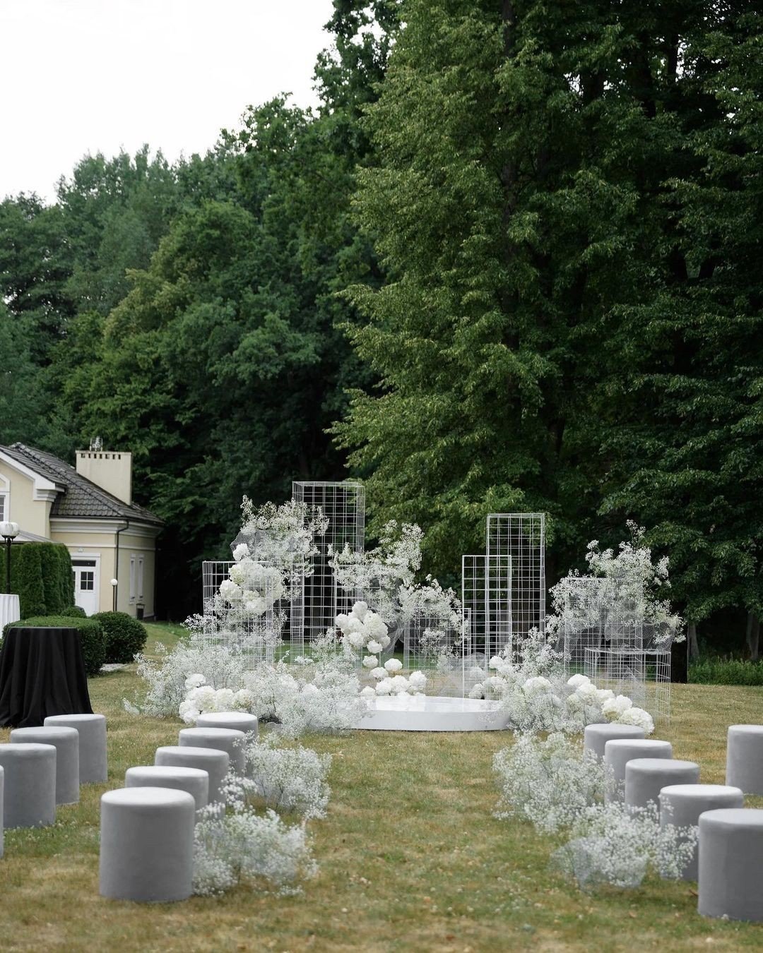 Tu dosis diaria de inspiraci&oacute;n con esta instalaci&oacute;n moderna de ceremonia. 💍

👉 &iquest;Quieres m&aacute;s inspiraci&oacute;n para tu gran d&iacute;a? Visita nuestro blog para leer nuestros m&aacute;s recientes tips y bodas reales para