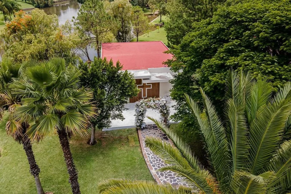 ¿Ya+conoces+nuestra+capilla+Benazuza+Cotiza+tu+evento+con+nosotros+y+celebra+un+día+inolvidable++Disponible+para+bautizo,+primera+comunión,+bodas+y+cualquier+evento+que+desees.++Mándanos+dm+y+con+gusto+te+compartimos+informació (1).jpg