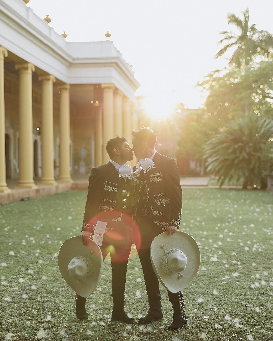 El amor es un lenguaje universal que trasciende barreras y desaf&iacute;a las convenciones. No importa de d&oacute;nde venimos ni a d&oacute;nde vamos; lo que importa es el latido de dos corazones que se encuentran. 💖✨ &iquest;Qui&eacute;n m&aacute;