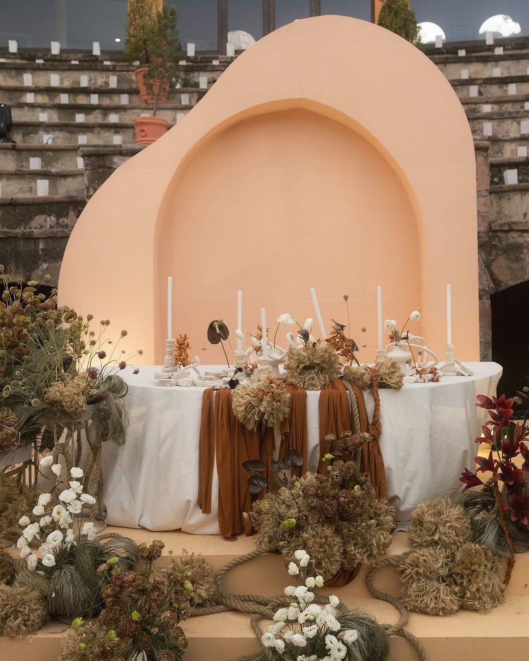 Dentro de una antigua plaza de toros en Zacatecas, se cre&oacute; este impresionante dise&ntilde;o c&aacute;lido que buscaba mezclar lo tradicional e editorial entre colores alegres y texturas naturales que nuestro M&eacute;xico nos ofrece. 
#fridaen