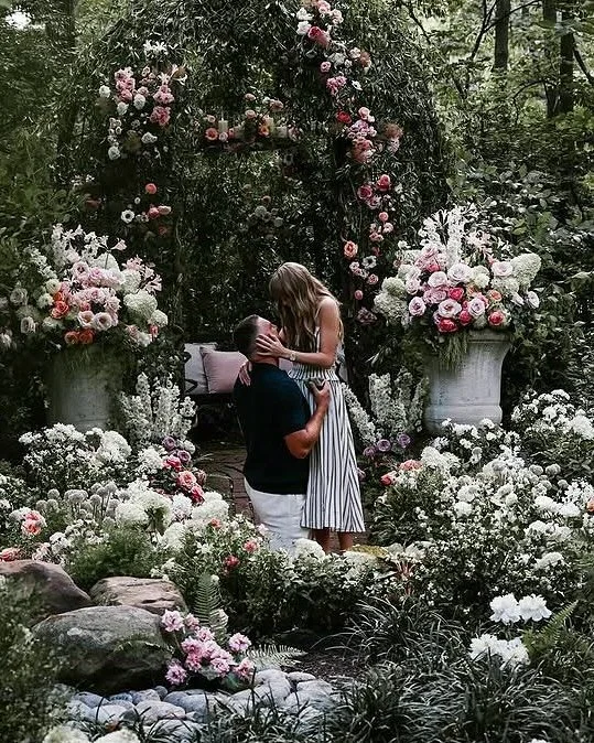 &iexcl;ES OFICIAL! La cantante pop @taylorswift y el jugador de la NFL @killatrav est&aacute;n comprometidos y el mundo est&aacute; celebrando. 💍

No podemos esperar a saber m&aacute;s detalles de esta boda que sin duda va a estar espectacular. 
#fr