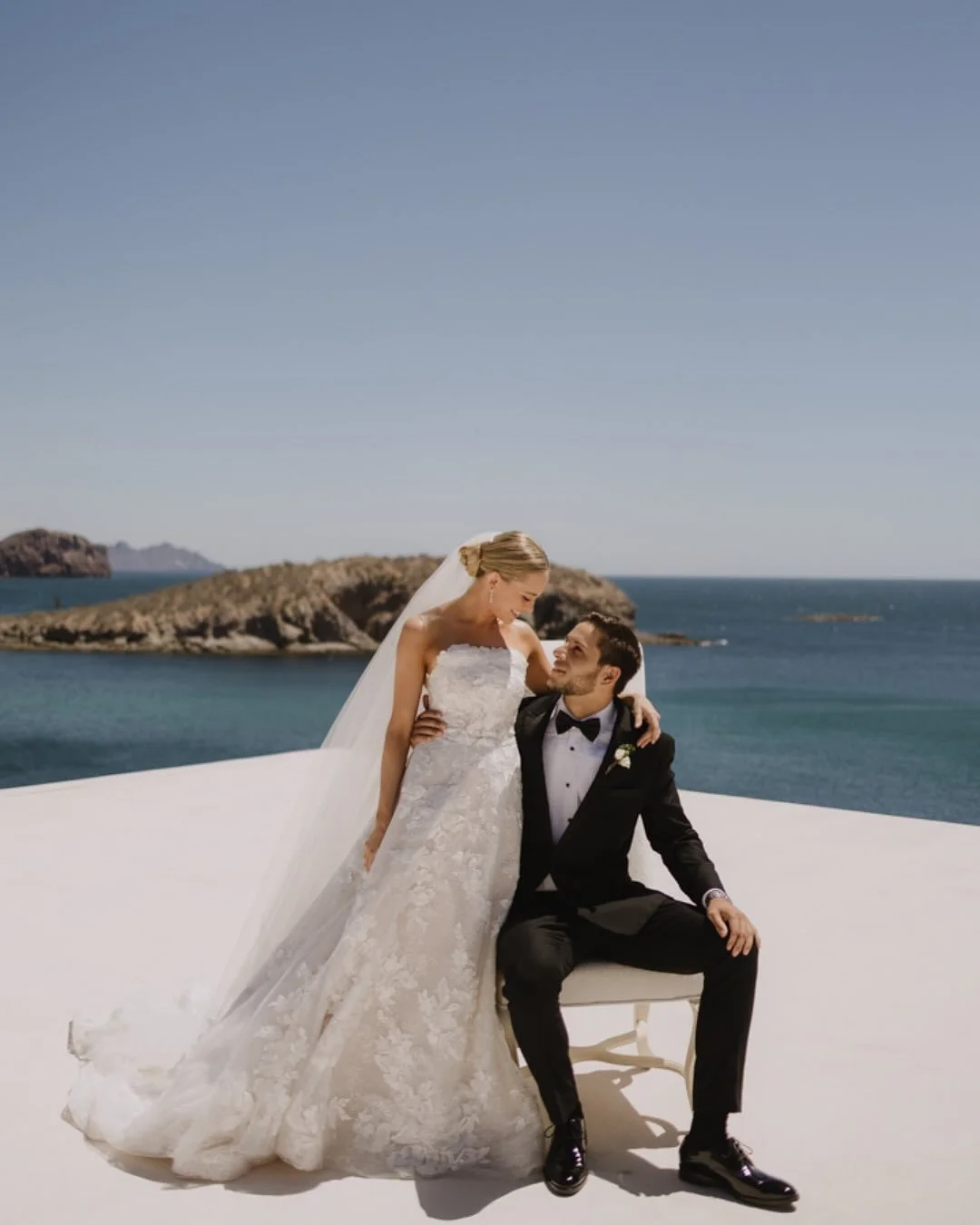&iquest;Un escenario donde el desierto se encuentra con el mar?

Bettina y Axel dijeron s&iacute;, acepto en San Carlos, Sonora, con una boda que fue un torbellino de emociones: cartas que hicieron llorar, votos que tocaron el alma y una celebraci&oa