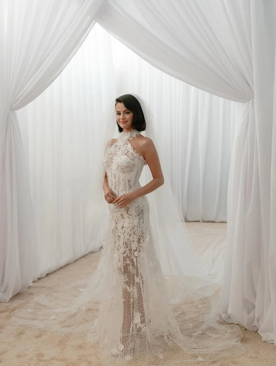 @selenagomez nos deleit&oacute; ense&ntilde;&aacute;ndonos los 3 vestidos que utiliz&oacute; el d&iacute;a de su boda, hechos a la medida por @ralphlauren. 🤍

Cu&eacute;ntanos cu&aacute;l fue tu favorito. 
#fridaenamorada