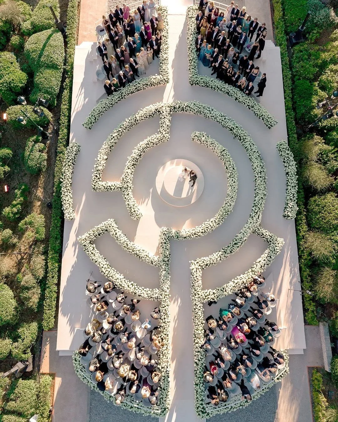 En un mundo donde los p&eacute;talos susurran promesas, cada flor se convierte en testigo del amor eterno. ✨ &iquest;Te imaginas decir &lsquo;s&iacute;&rsquo; en un para&iacute;so as&iacute;? 💍
#fridaenamorada 

Foto: @josevilla
Planeaci&oacute;n y 