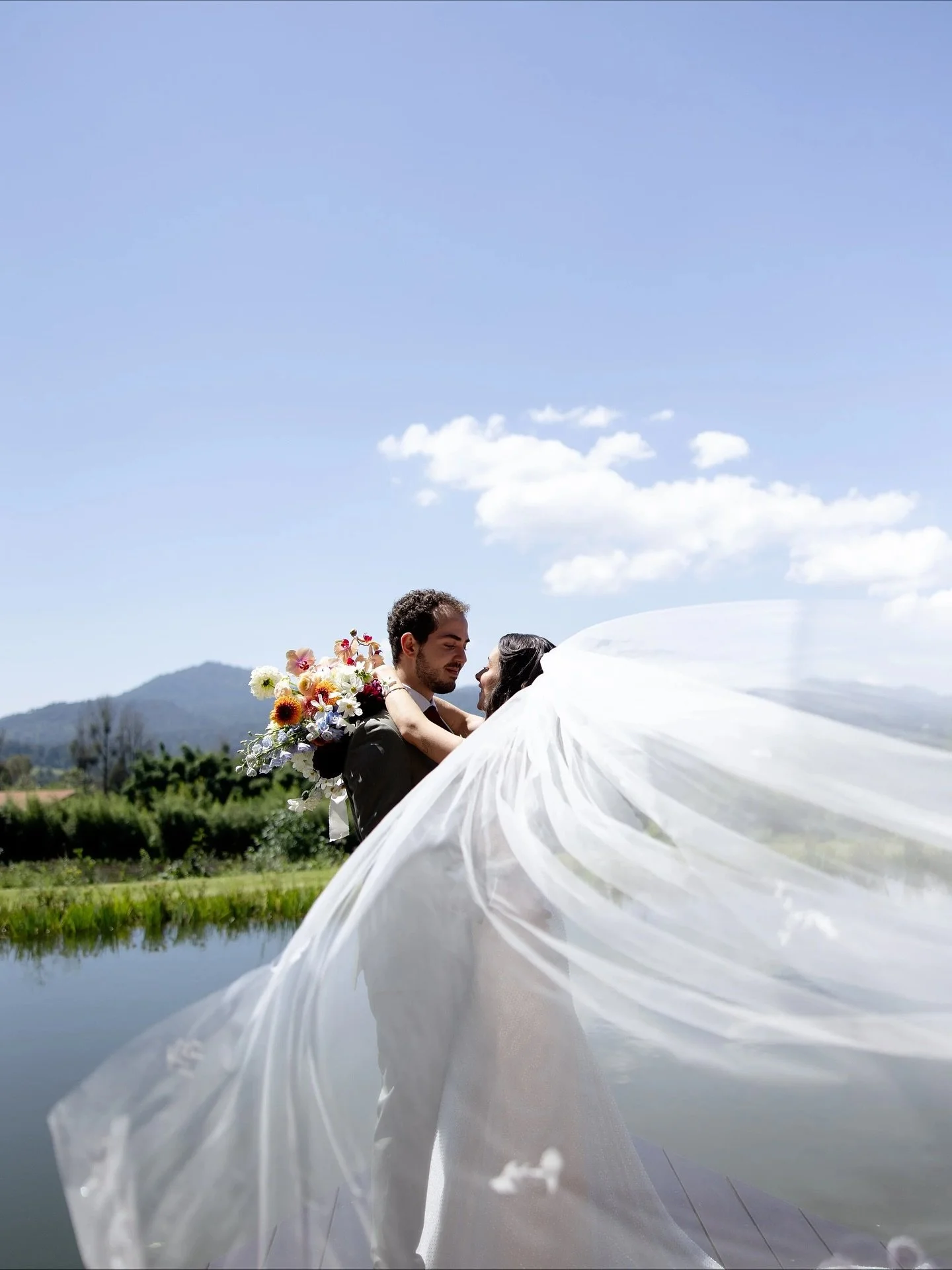 BODA EN VALLE DE BRAVO: ALEXIA Y PABLO CELEBRAN SU AMOR ENTRE NATURALEZA Y MAGIA.

Entre el bosque y la madera, Alexia y Pablo vivieron una boda que fue pura conexi&oacute;n y magia. 🌿✨
Cada detalle reflejaba su autenticidad, su amor y esa energ&iac