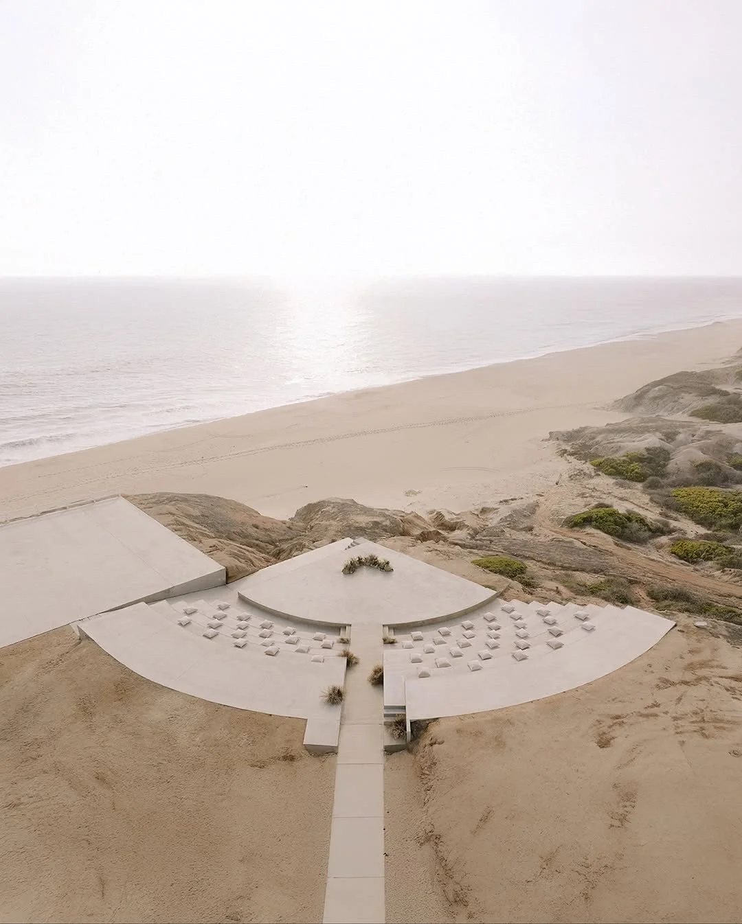 Bajo el c&aacute;lido abrazo del sol, rodeados de risas y amor, celebrar la magia de su uni&oacute;n fue un sue&ntilde;o hecho realidad.✨ Aqu&iacute; es donde las almas brillan m&aacute;s y cada rayo de luz cuenta una historia. &iexcl;Brindemos por l