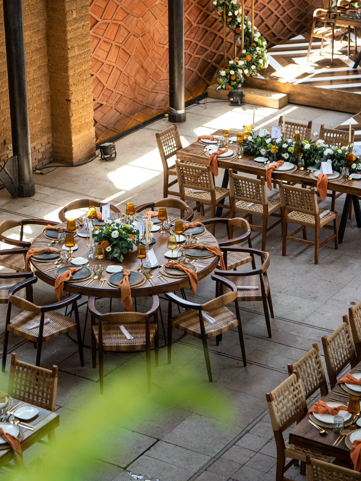 ✨ Cada evento que toca @cibeleseventos se transforma en una experiencia inolvidable.
Con una visi&oacute;n creativa y una producci&oacute;n impecable, logran fusionar dise&ntilde;o, ambientaci&oacute;n y gastronom&iacute;a para dar vida a celebracion