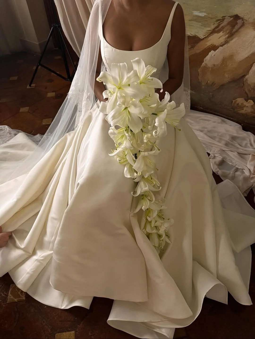 Algunos ramos que nos han robado la mirada y el coraz&oacute;n esta semana. 🏹 
Sin duda alguna podemos ver cu&aacute;l es la tendencia m&aacute;s marcada y que seguro seguir&aacute; aumentando para las bodas del 2026: los ramos en cascada, un cl&aac