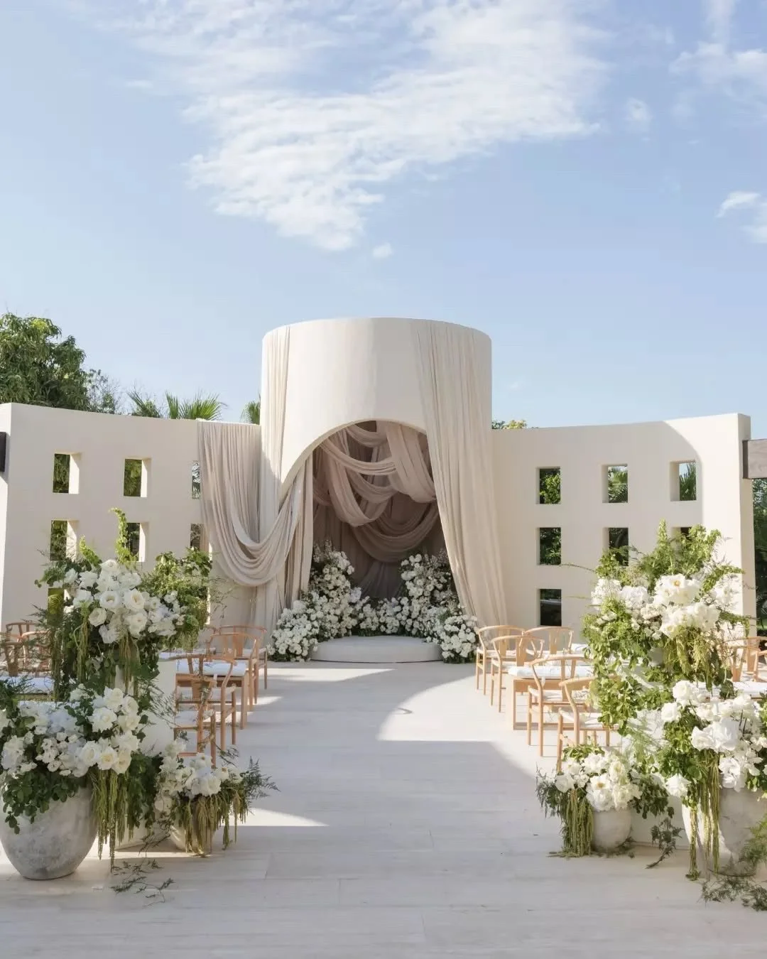 Cuando la belleza natural de Los Cabos se encuentra con un drapeado dram&aacute;tico, el escenario cobra vida. 🌅 Cada pliegue y cada rayo de sol cuentan una historia que nos invita a so&ntilde;ar. &iexcl;D&eacute;jate envolver por la magia de este l