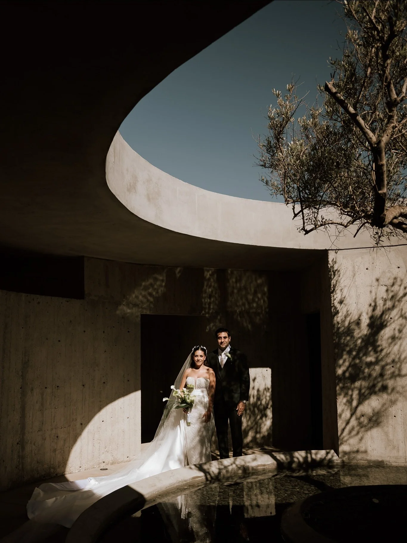 ROMANCE, VINO Y ATARDECERES DORADOS: UNA BODA EN OLIVO, VALLE DE GUADALUPE. 

Dicen que el amor llega cuando menos lo esperas&hellip; y para Claudia y Juan, comenz&oacute; con algo tan simple como un mensaje sobre un matamoscas 3000. ✨

Su boda en @o