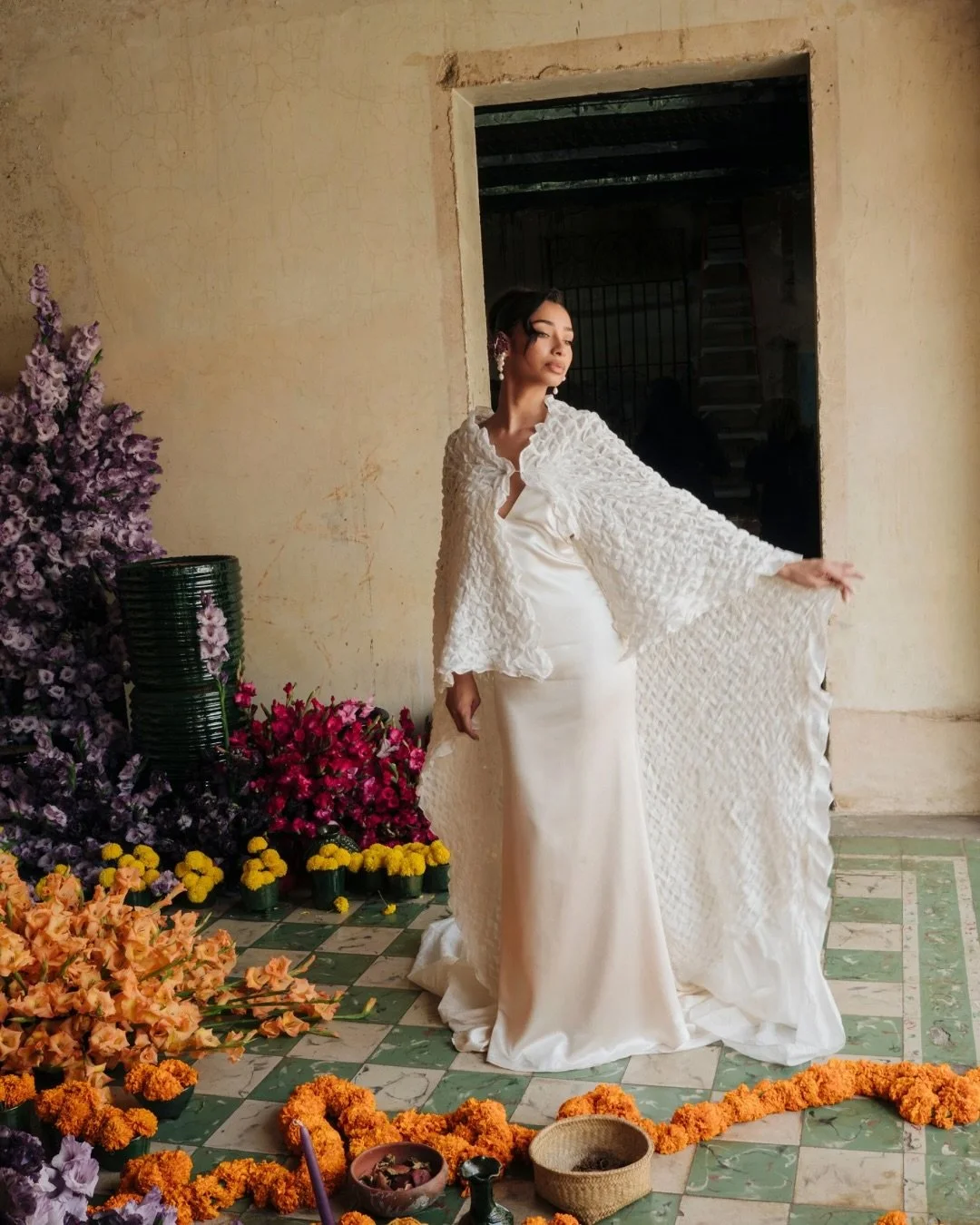Cuando el arte se convierte en boda. 🧡
Esta editorial es prueba de que una boda puede ser arte. Que lo tradicional puede convivir con lo editorial. Y que cuando se honra la cultura desde el dise&ntilde;o, el resultado es potente, hermoso y profundam