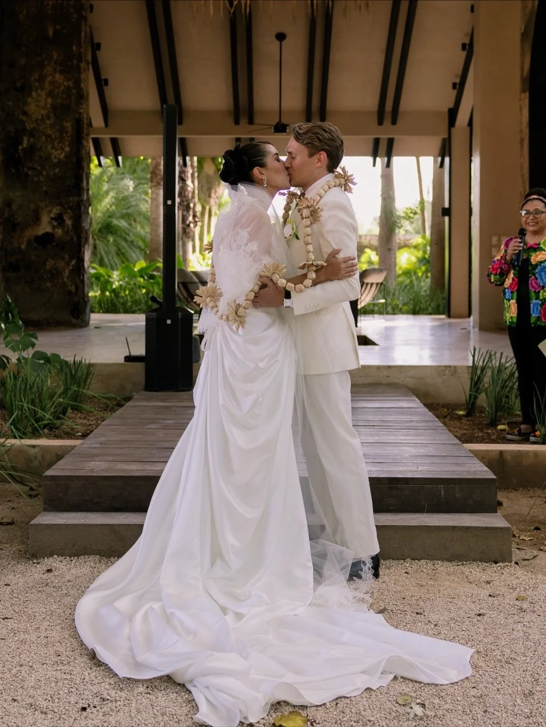 ROMANCE Y ESTILO EN M&Eacute;RIDA: UNA BODA DE ENSUE&Ntilde;O EN HACIENDA CHICH&Iacute; SU&Aacute;REZ

Una boda con personalidad, dise&ntilde;o y mucha intenci&oacute;n.
Paula &amp; Bj&ouml;rn celebraron su d&iacute;a en la @haciendachichisuarez , un