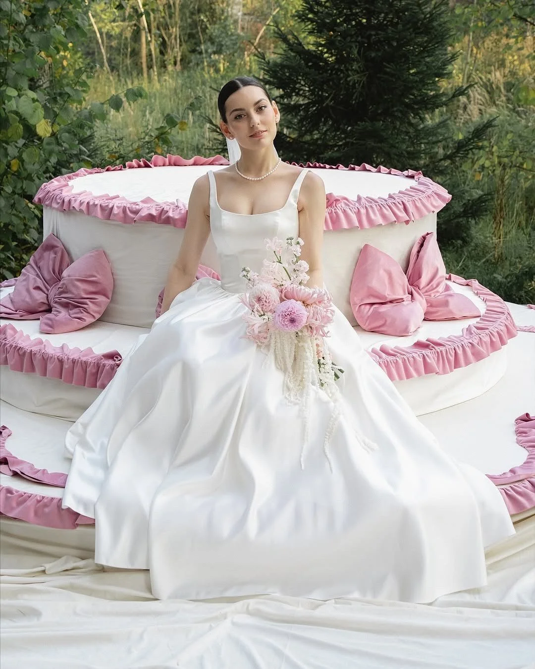 &iexcl;Atenci&oacute;n a todas las futuras novias! Imagina un pastel gigante que no solo endulza tu d&iacute;a, sino que tambi&eacute;n se convierte en el centro de atenci&oacute;n de tu celebraci&oacute;n. &iexcl;Una explosi&oacute;n de rosas y dulz