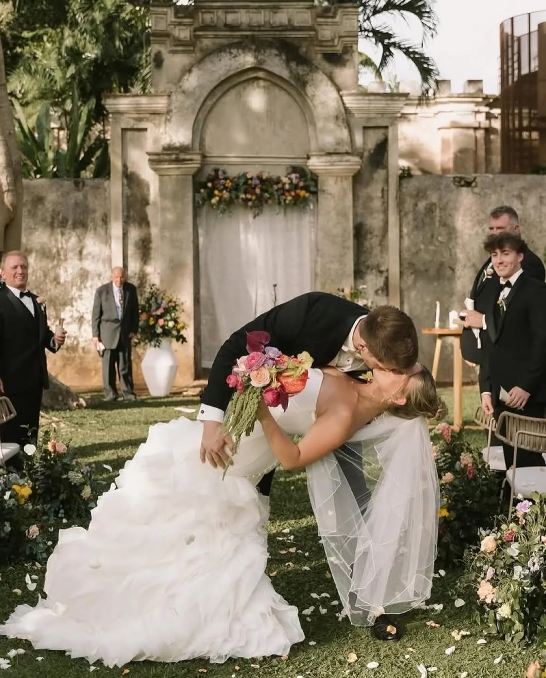 @haciendasacchic es de esos lugares que te envuelven desde el primer paso. Su arquitectura hist&oacute;rica, mezclada con vegetaci&oacute;n tropical y una luz que cae de forma perfecta sobre cada rinc&oacute;n, crea un ambiente que no se puede replic