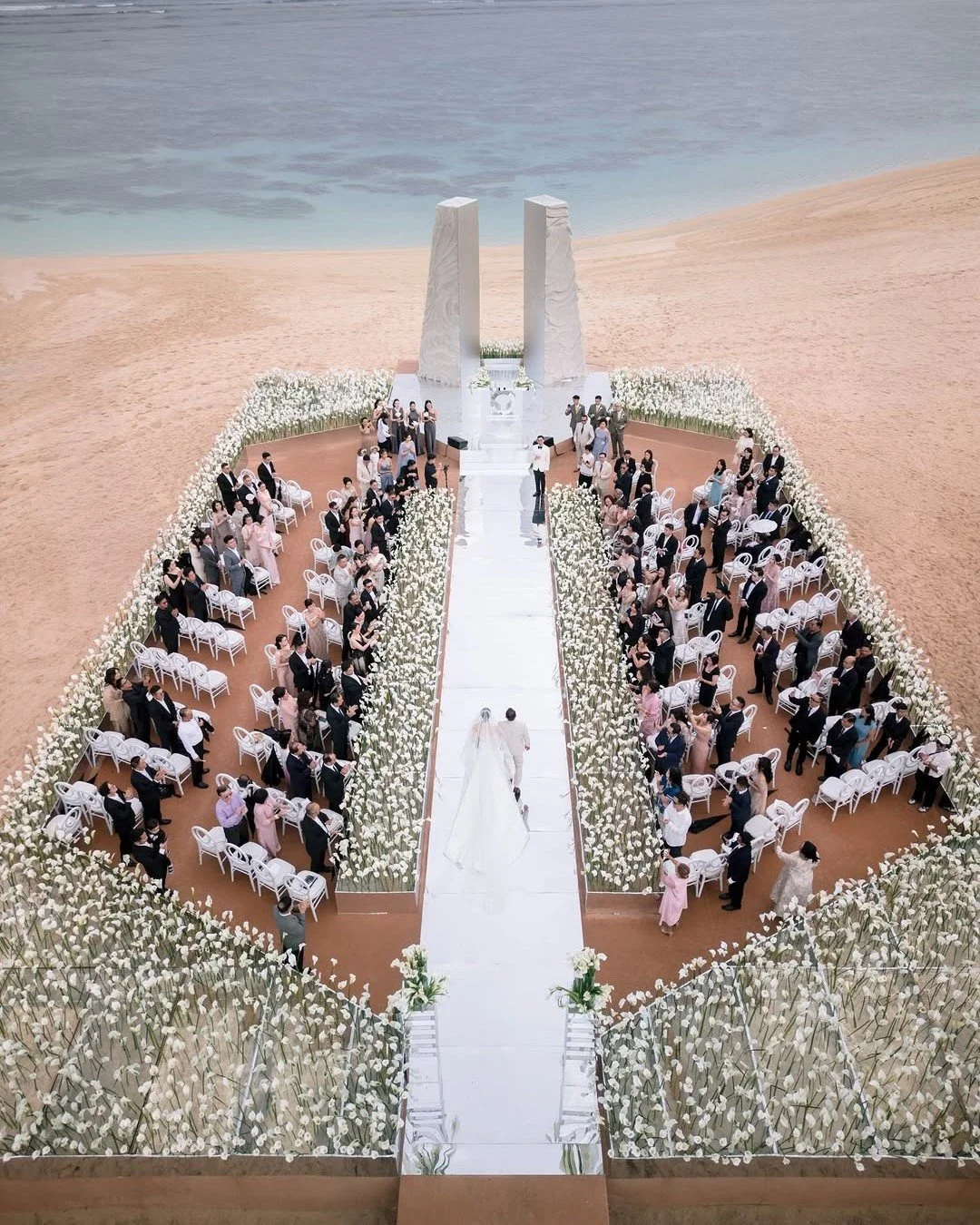 Imagina caminar hacia el amor rodeado de la brisa marina y la belleza de miles de flores blancas. Cada paso cuenta una historia, cada p&eacute;talo susurra sue&ntilde;os. &iquest;Listos para hacer de este momento un recuerdo eterno? 💍
#fridaenamorad