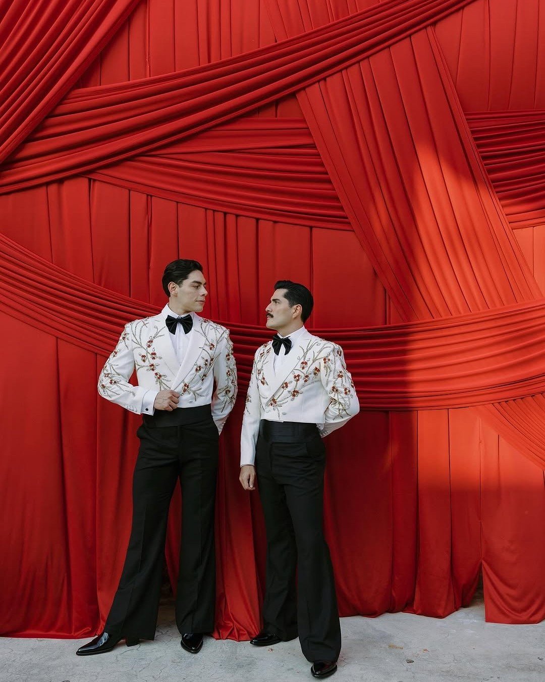 Cuando el amor se viste de rojo, cada detalle brilla con pasi&oacute;n. ❤️✨ Celebramos a los novios que saben que el estilo es un lenguaje en s&iacute; mismo. &iexcl;Que cada d&iacute;a juntos sea tan vibrante como su gran d&iacute;a!
#fridaenamorada