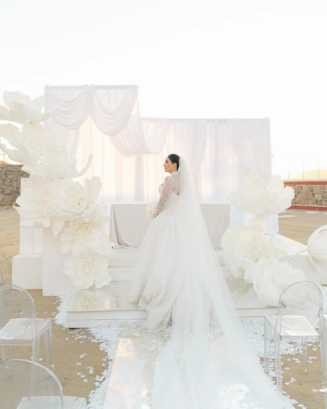 &iexcl;Una boda de ensue&ntilde;o en el m&aacute;gico Valle de Guadalupe! 🍇 Aqu&iacute;, cada rinc&oacute;n cuenta una historia y cada atardecer pinta el cielo con los colores del amor. 🌅 Imagina intercambiar votos rodeados de vi&ntilde;edos y la b