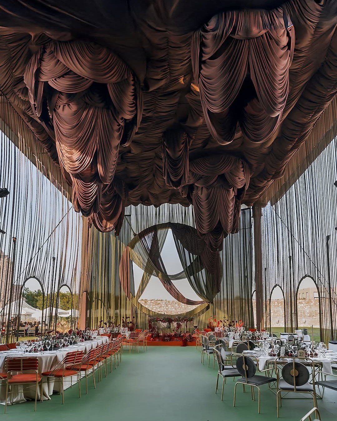 En el m&aacute;gico universo del amor, el c&iacute;rculo brilla como un s&iacute;mbolo eterno de promesa. Esta boda no solo celebra la uni&oacute;n de dos almas, &iexcl;sino que convierte cada instante en una joya imborrable! 

Cada elemento cuidados