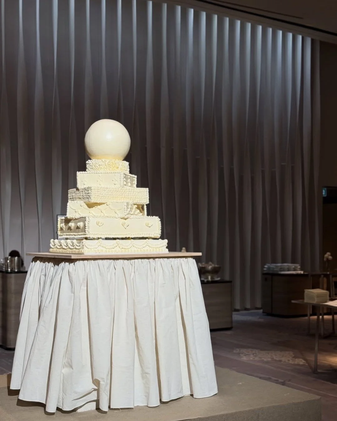 Cuando la dulzura se transforma en arte, cada bocado es un susurro de inspiraci&oacute;n. 🍰✨ Deja que el sabor hable y que cada rebanada cuente una historia que despierta los sentidos. &iquest;Listos para un viaje lleno de sabores? Cada pastel es un