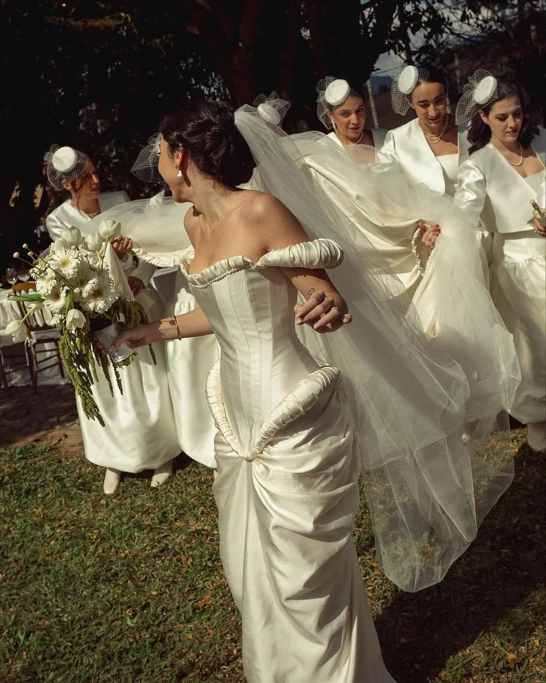 En cada paso que doy, s&eacute; que mis damas est&aacute;n a mi lado, listas para iluminar el camino. 💫 No solo son amigas, son el alma de mis aventuras. &iexcl;Brindemos por esos lazos que nunca se rompen!
#fridaenamorada

Novia: @analuisafern.ande