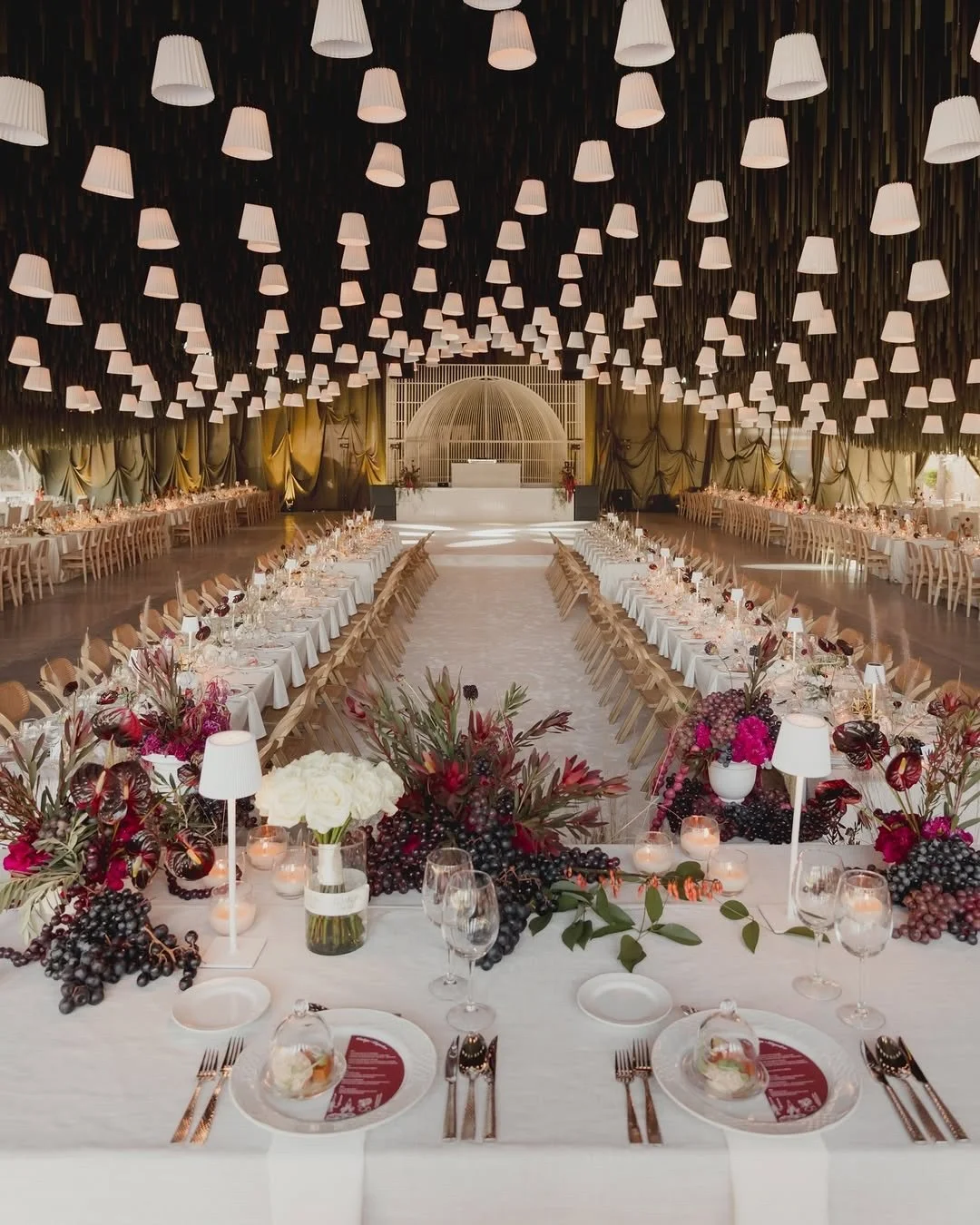 Cada p&eacute;talo y cada tono cuentan una historia de elegancia y pasi&oacute;n. 🌹✨ Flores en tintos y burgundy se entrelazan con la pureza del blanco, creando un contraste que roba el aliento. Es en estos detalles donde la magia de tu celebraci&oa