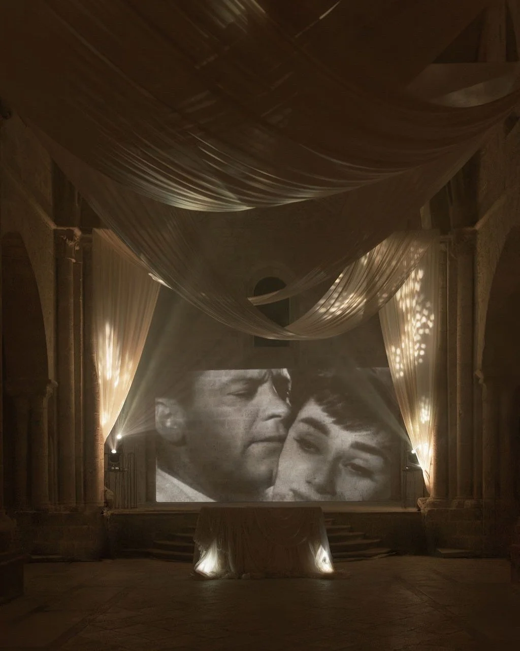 Imagina darle la bienvenida a tus invitados con una orquesta de 32 m&uacute;sicos, mientras se proyectan escenas rom&aacute;nticas de pel&iacute;culas vintage a la luz de las velas para amenizar tu recepci&oacute;n. 🎥

Suena como todo un sue&ntilde;