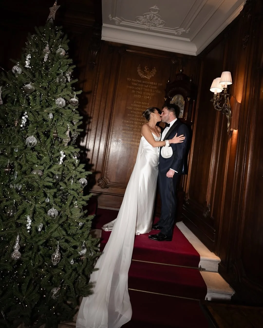 Imagina un d&iacute;a donde el amor brilla m&aacute;s que las luces navide&ntilde;as, donde cada rinc&oacute;n est&aacute; decorado con un toque de magia invernal. ❄️✨ Las bodas con tem&aacute;tica navide&ntilde;a son un sue&ntilde;o hecho realidad, 