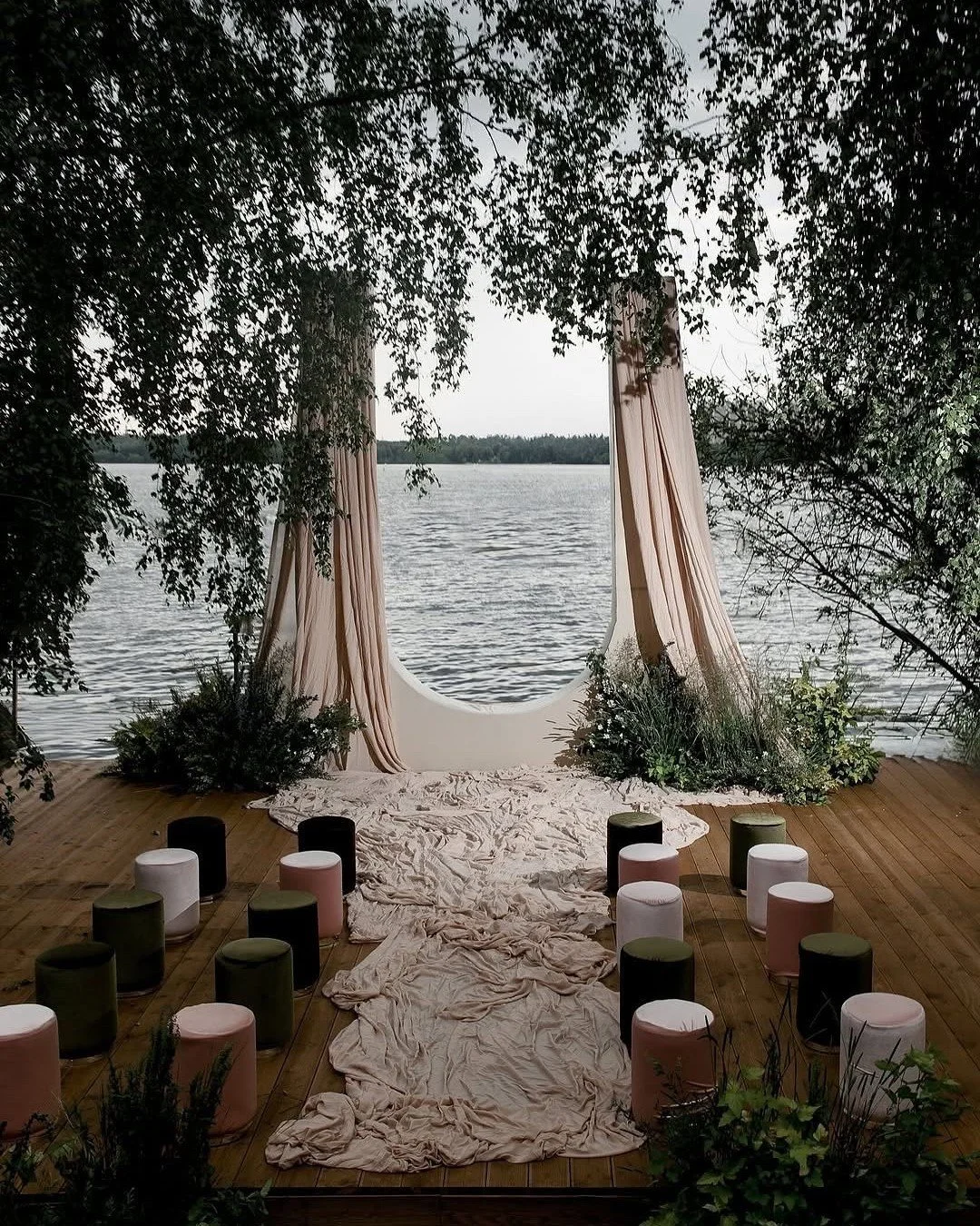 TREND ALERT: &iexcl;Tu gran d&iacute;a merece un escenario que deje huella! Las estructuras impresionantes son la elecci&oacute;n favorita del momento para las parejas. 

Deja que tu boda sea transformada en cada rinc&oacute;n en un sue&ntilde;o hech