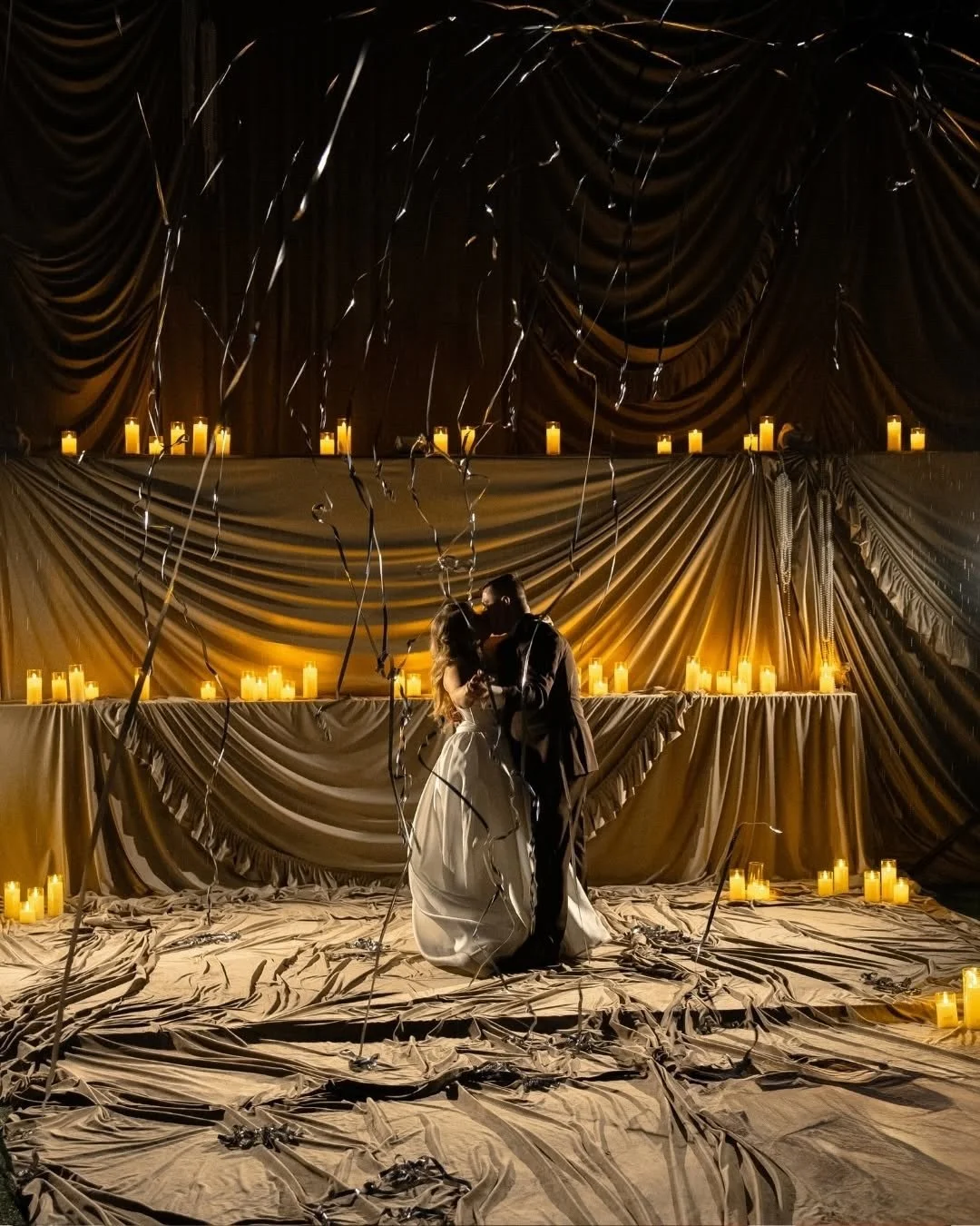 En un mundo donde los drapeados dram&aacute;ticos se encuentran con la suavidad de las velas, cada rinc&oacute;n se convierte en un poema visual. 🌌✨ Este es el escenario donde los sue&ntilde;os se entrelazan y la magia se hace presente.
#fridaenamor