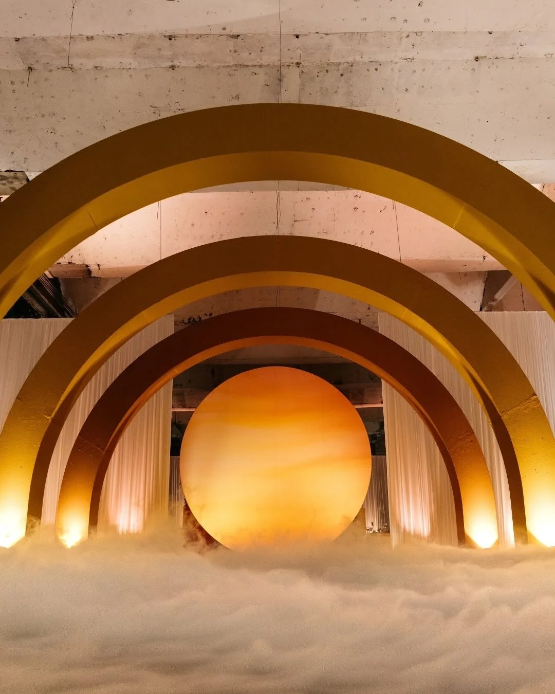 Cuando el sol despierta y pinta todo de naranja, la magia comienza. ✨🌅 Sum&eacute;rgete en la calidez de estos tonos que invitan a so&ntilde;ar y vivir cada momento con intensidad. &iquest;Listo para dejar que la luz del d&iacute;a ilumine tu alma?
