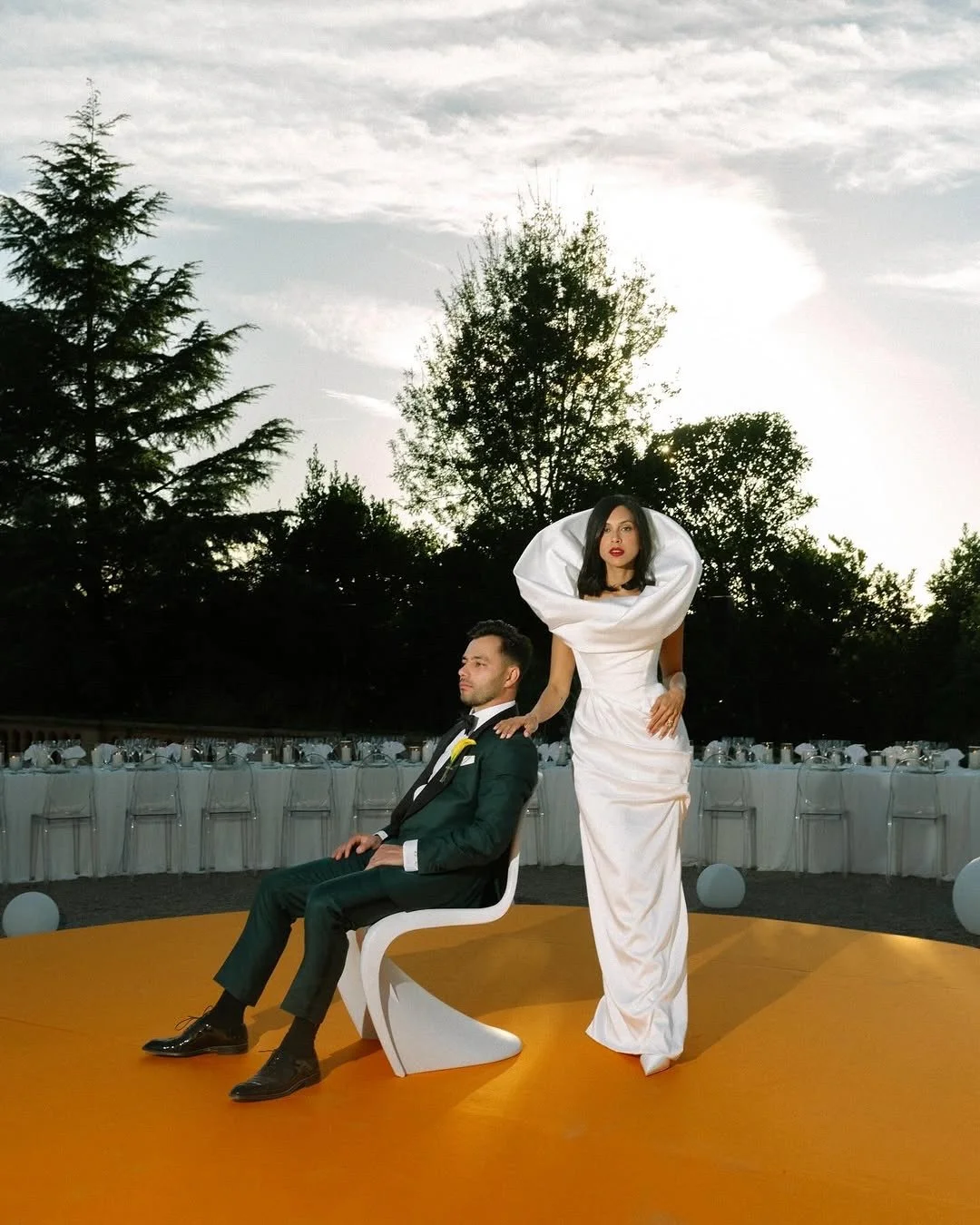 Bajo siluetas dram&aacute;ticas en Barcelona, cada detalle de esta boda cuenta una historia. 🧡 Este lugar es un lienzo donde el arte y la arquitectura se entrelazan, creando la atm&oacute;sfera perfecta para una boda &uacute;nica. 

Imagina decir &q