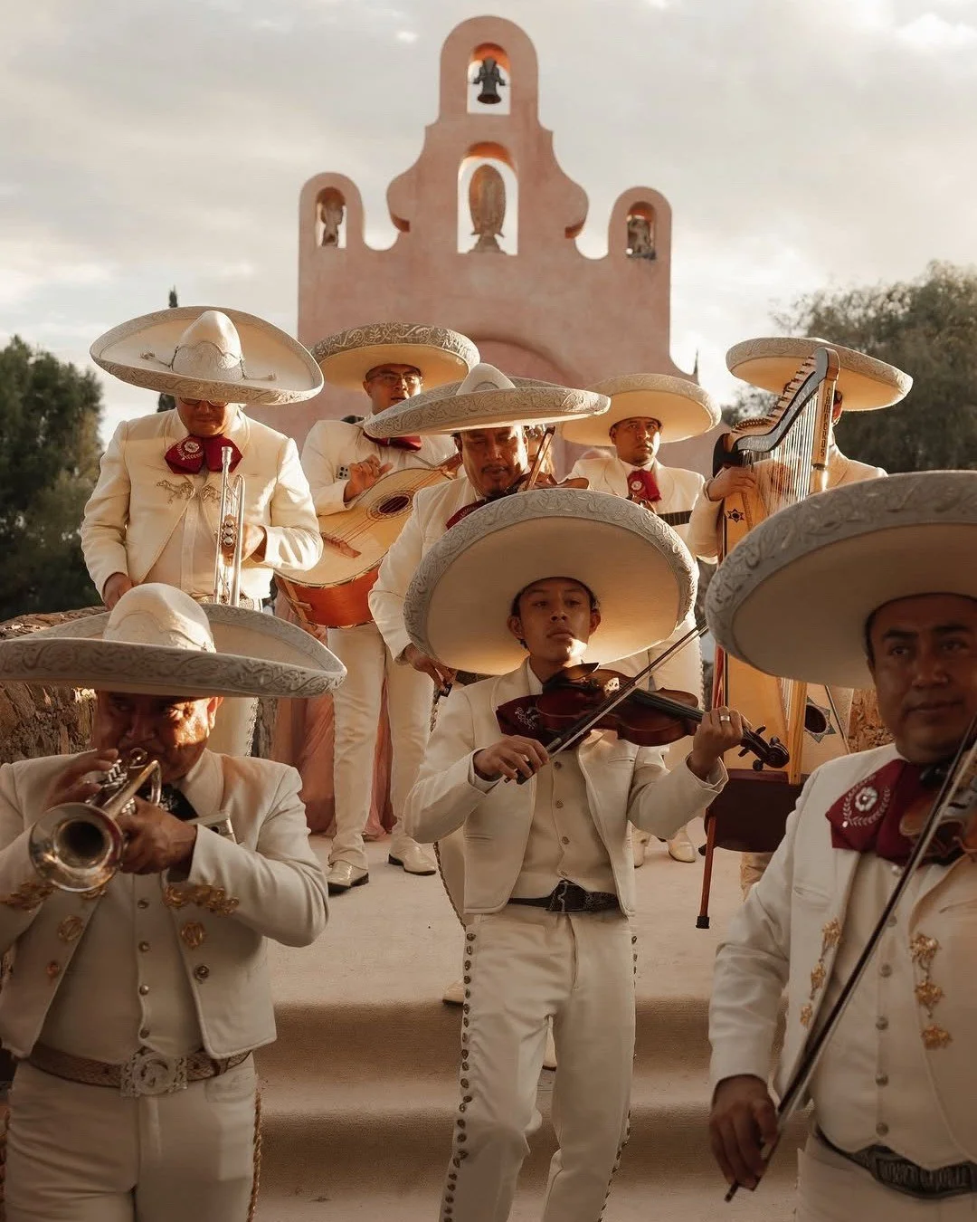 Sum&eacute;rgete en la esencia de M&eacute;xico donde cada boda se convierte en un cuento de hadas. ✨ Desde el vibrante sonido del mariachi que llena el aire hasta los colores y tradiciones que hacen palpitar el coraz&oacute;n. Aqu&iacute;, el amor s