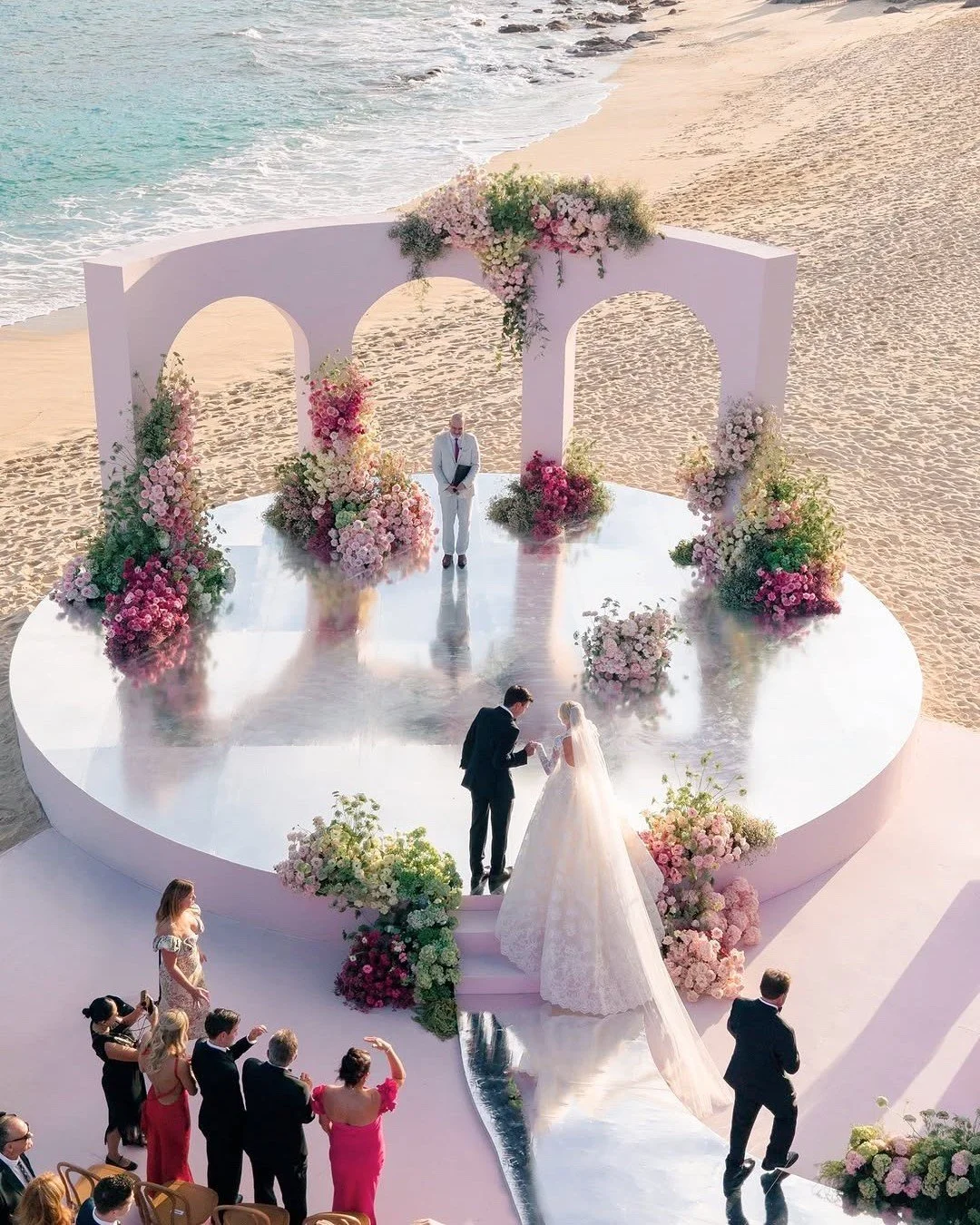 Cuando el amor se viste de rosa, la magia se eleva a nuevas alturas. ✨ Las estructuras impresionantes de esta boda no solo capturaron miradas, sino que tambi&eacute;n crearon un ambiente de ensue&ntilde;o. Cada detalle en este tono tan especial resal