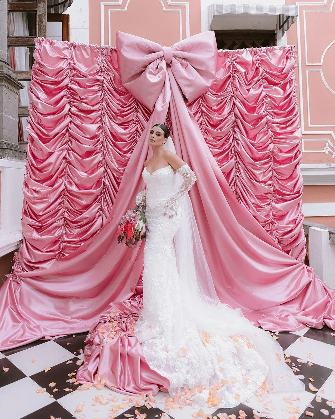 Cuando una mesa se convierte en un lienzo de creatividad, los detalles cobran vida. Cada textura, cada elemento ha sido elegido con amor y cuidado, creando una experiencia que va m&aacute;s all&aacute; de lo visual. Descubre c&oacute;mo un dise&ntild