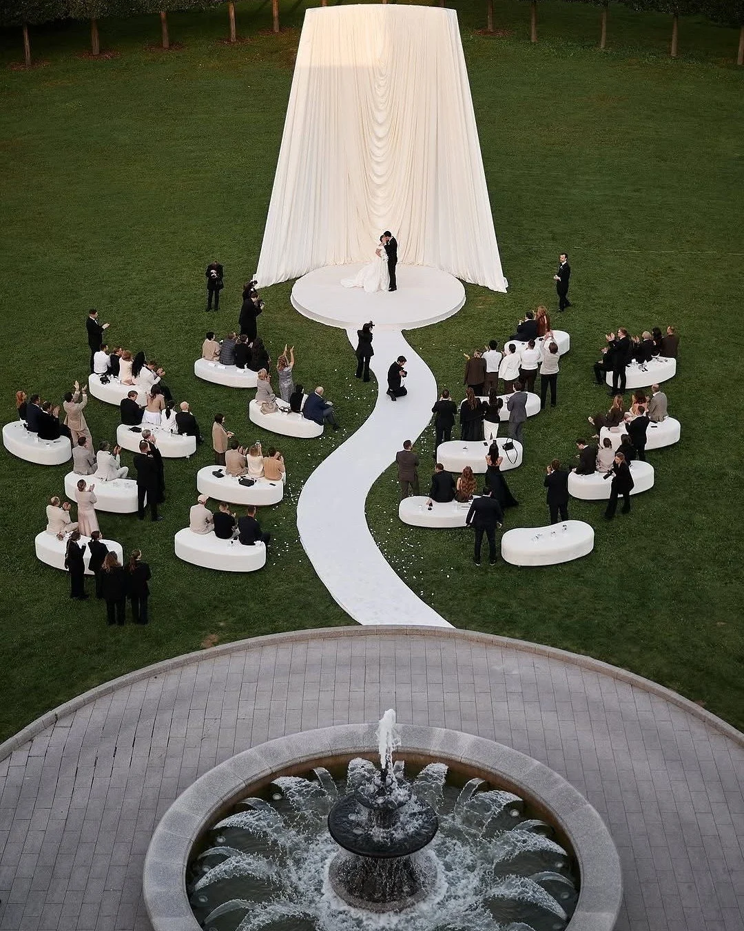 D&eacute;jate llevar por la elegancia de las curvas y la majestuosidad de las estructuras que desaf&iacute;an la gravedad. Cada l&iacute;nea cuenta una historia, cada forma es un abrazo a la creatividad. Ven y descubre el arte que se eleva m&aacute;s