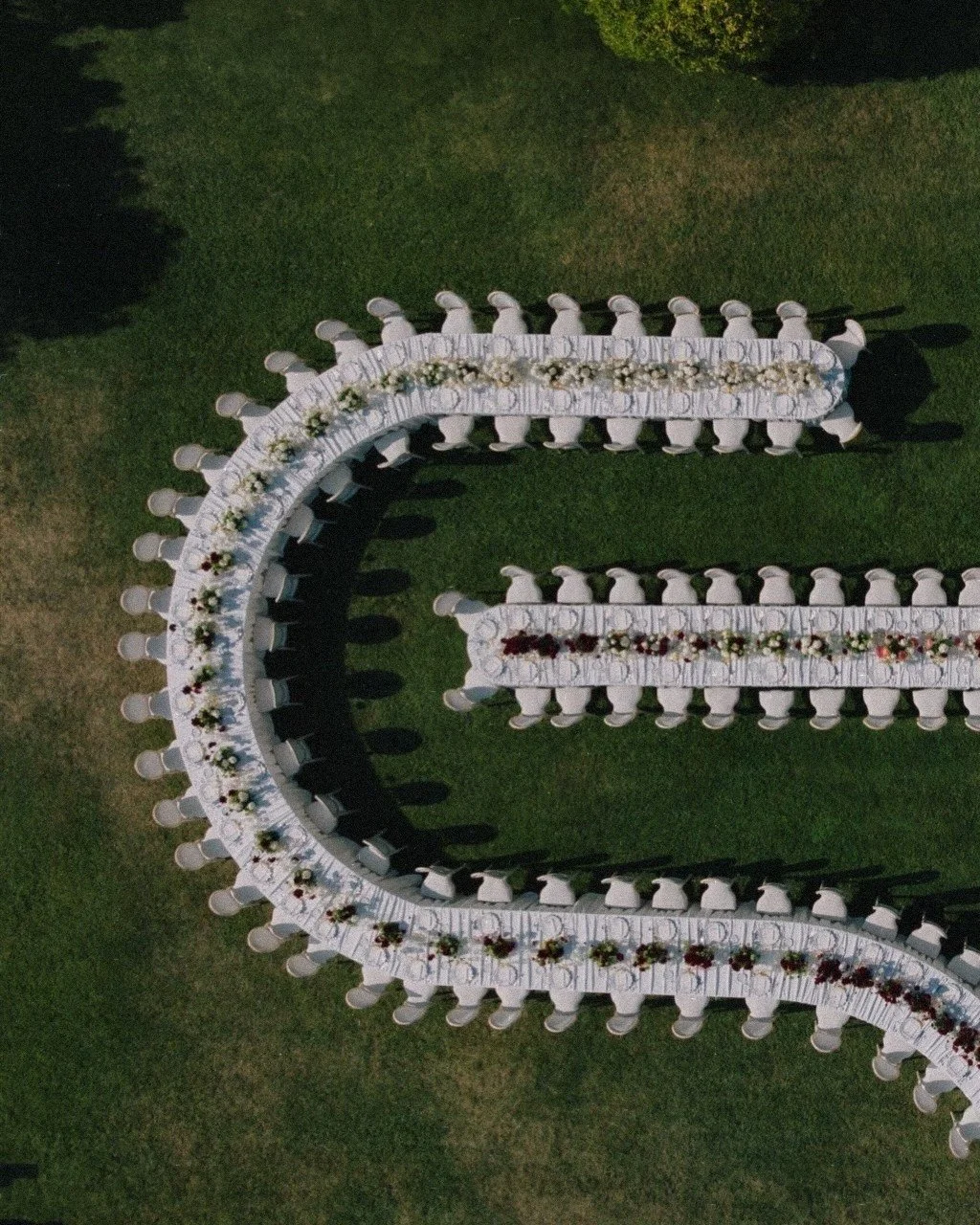 &iexcl;Transforma tu espacio con mesas que cuentan historias! ✨ La impresionante forma de las mesas puede ser el elemento decorativo que eleva cualquier evento a otro nivel. Desde formas org&aacute;nicas hasta dise&ntilde;os geom&eacute;tricos, cada 