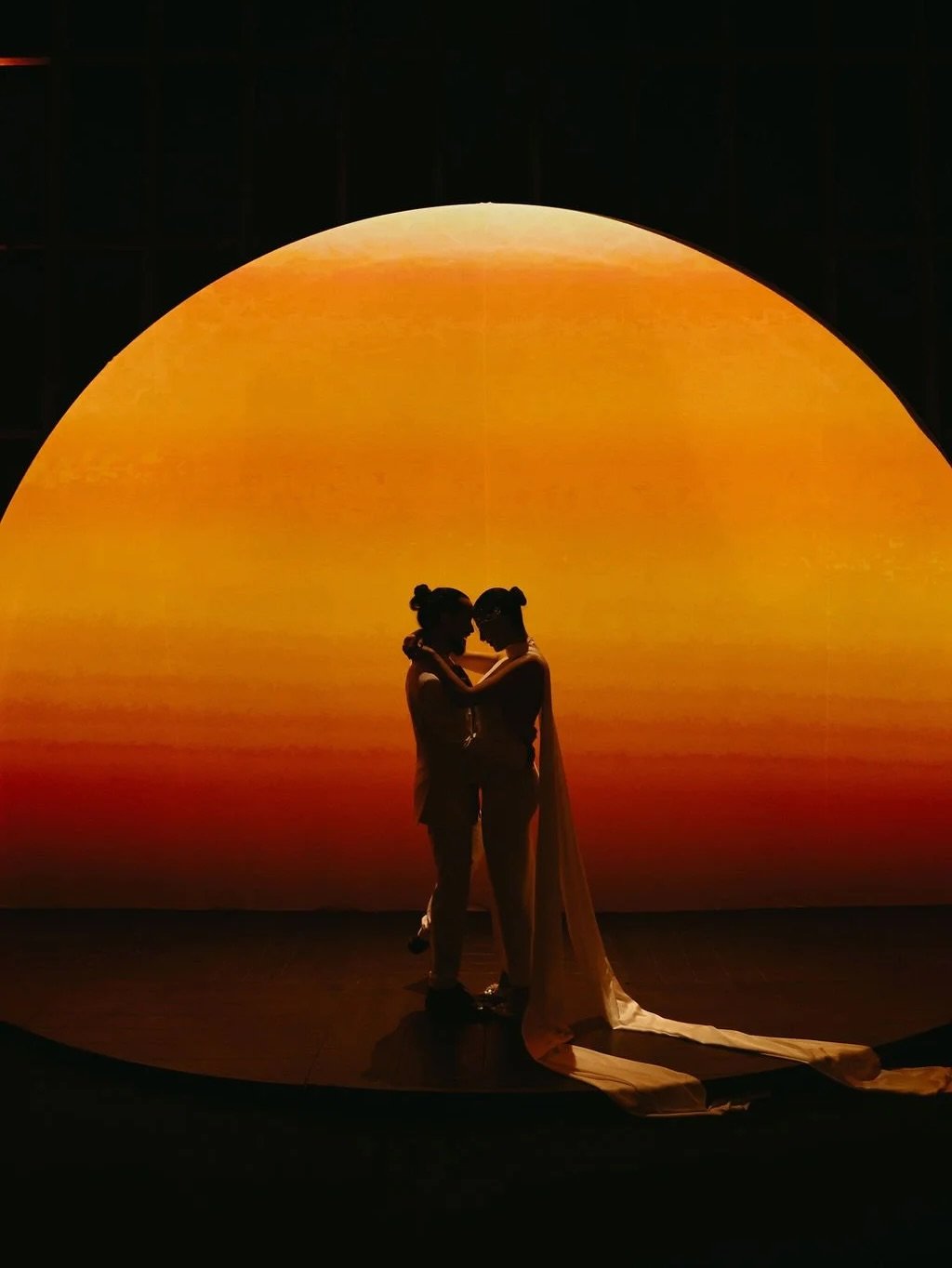 UNA BODA INMERSIVA DONDE LA LUZ Y EL SONIDO ENVOLVIERON ESTA CELEBRACI&Oacute;N EN BODEGAS SANTO TOM&Aacute;S, ENSENADA. 

Imagina un amor tan grande que hasta el atardecer se rinde a su magia. 🌅 En la boda inmersiva de Azalia y Daniel, las luces da