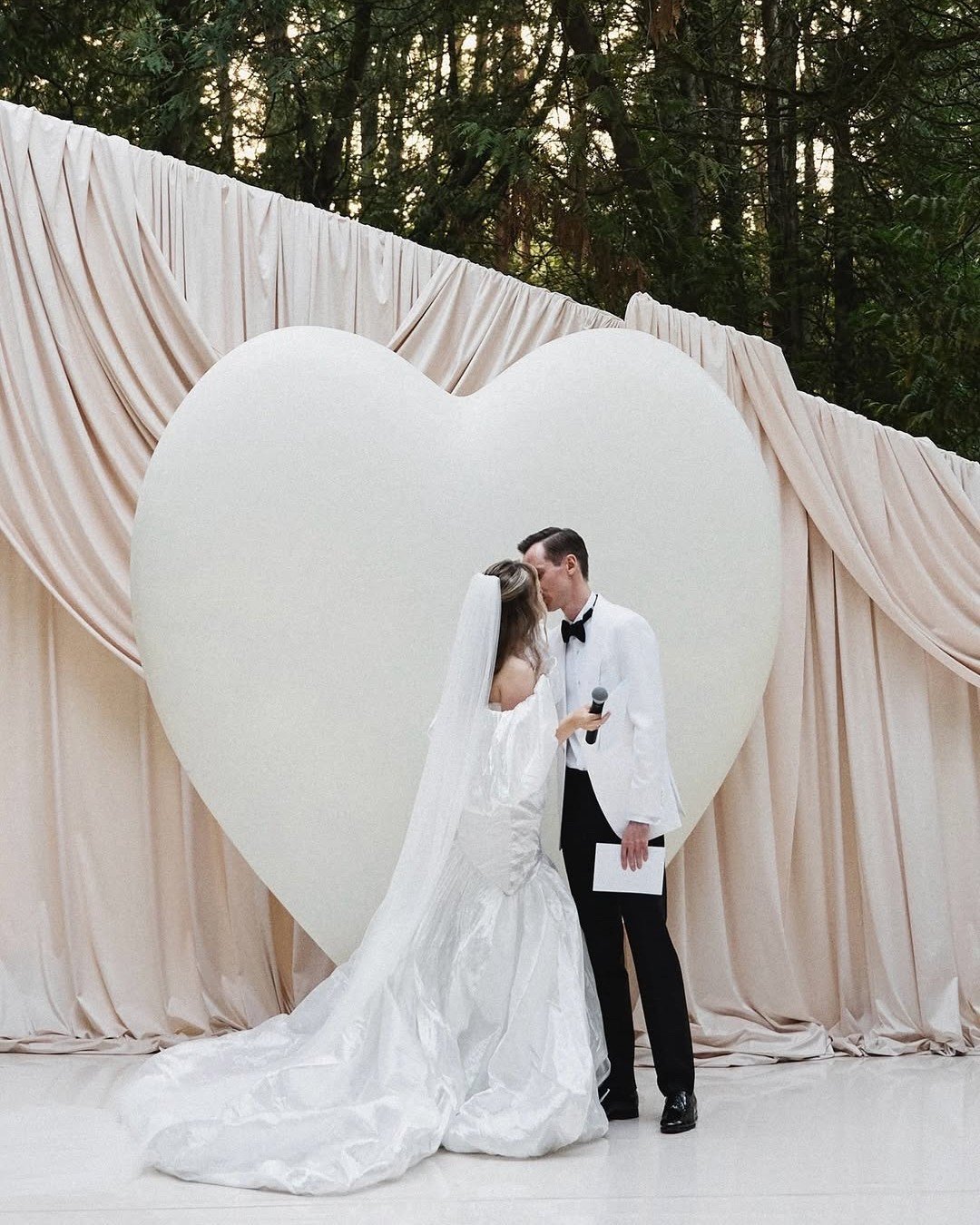 &iexcl;Feliz San Valent&iacute;n! Hoy es el d&iacute;a para abrazar a los que amamos y compartir momentos que encienden la chispa de la vida. 🌹✨ Que cada abrazo y cada declaraci&oacute;n de amor sea un recordatorio de la magia que nos rodea. Celebra
