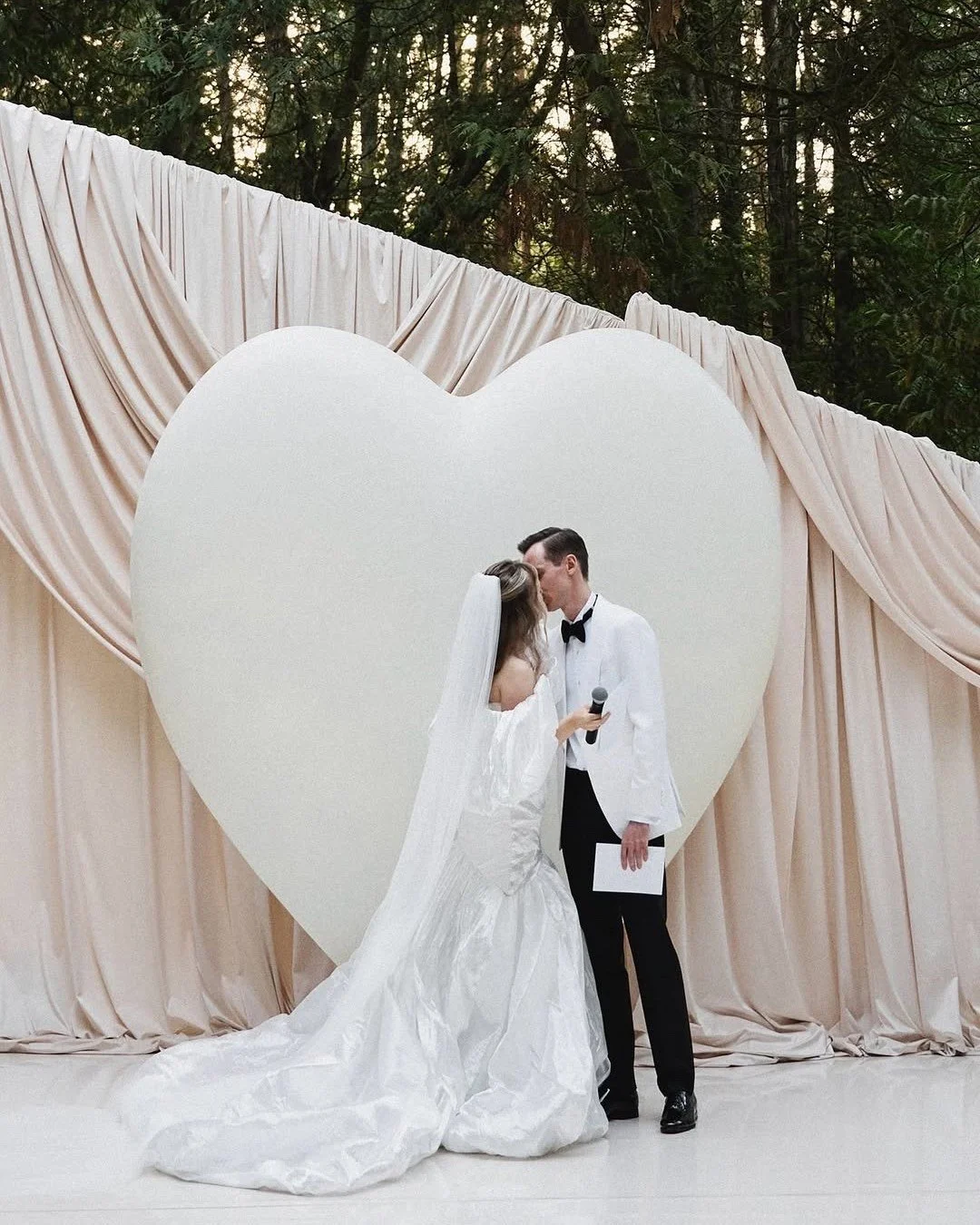 &iexcl;Feliz San Valent&iacute;n! Hoy es el d&iacute;a para abrazar a los que amamos y compartir momentos que encienden la chispa de la vida. 🌹✨ Que cada abrazo y cada declaraci&oacute;n de amor sea un recordatorio de la magia que nos rodea. Celebra