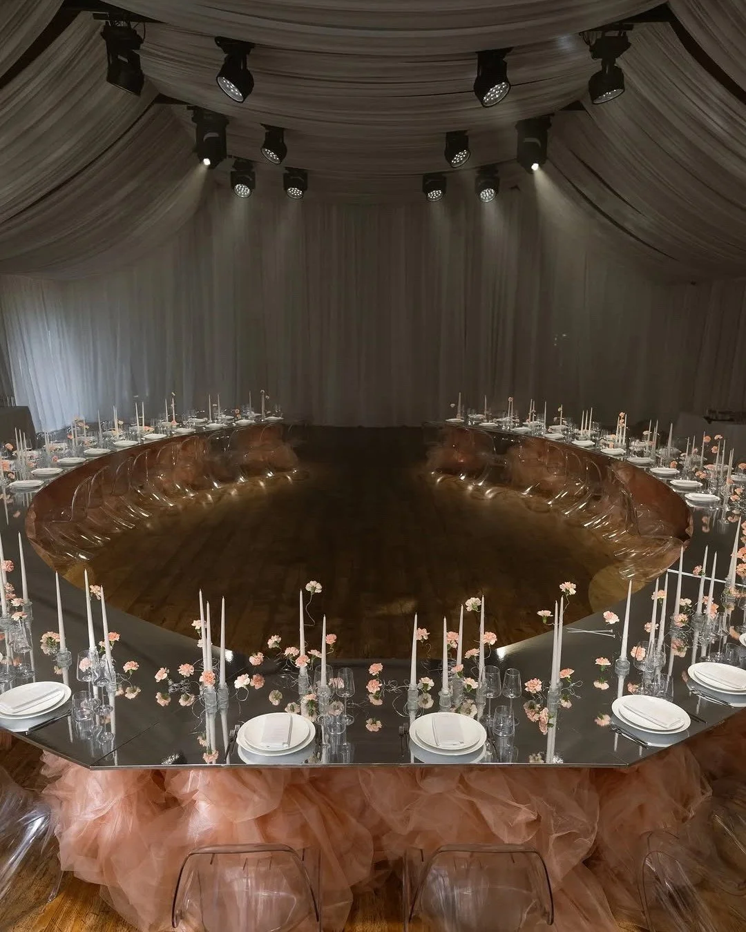 Entre reflejos y la luz de las velas, cada rinc&oacute;n de tu boda puede contar una historia m&aacute;gica. &iquest;Est&aacute;s lista para transformar tu gran d&iacute;a en un sue&ntilde;o lleno de detalles encantadores? ✨ &iexcl;Desliza para inspi