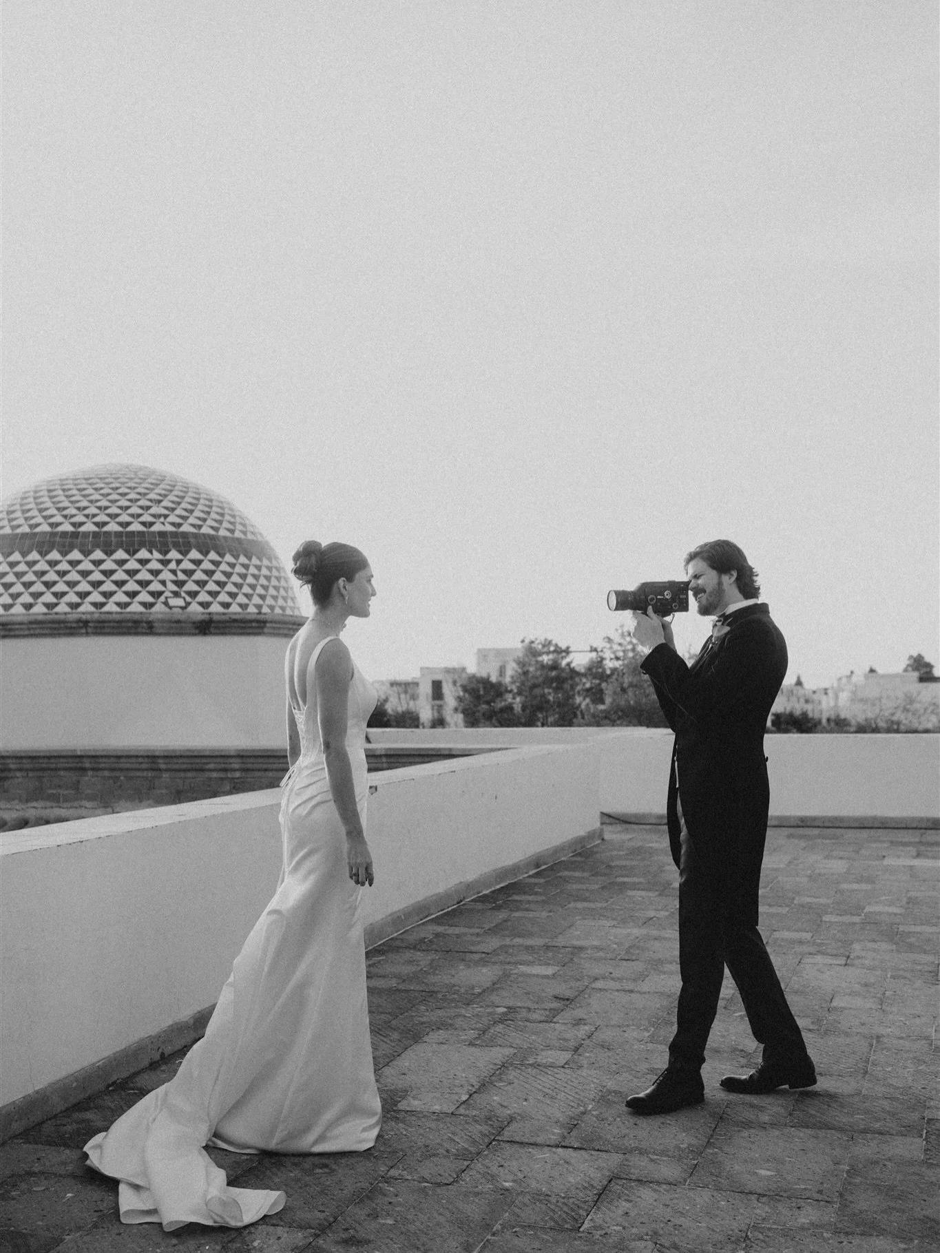 Captura la esencia de tu amor con @_andresmondragon, el fot&oacute;grafo que har&aacute; de tu boda una obra maestra editorial! ✨ Con un ojo art&iacute;stico y un enfoque &uacute;nico, cada imagen ser&aacute; un reflejo de la magia de tu d&iacute;a e