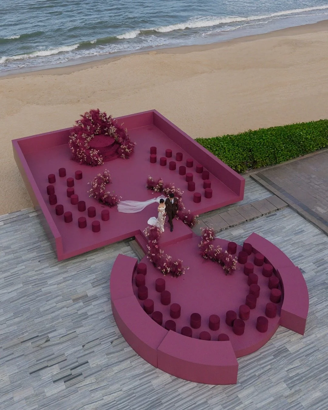 Cuando un solo color toma protagonismo en tu boda, &iexcl;la magia sucede! Imagina un mar de tonalidades que fluyen en perfecta armon&iacute;a, creando una experiencia visual inolvidable. Cada detalle destaca, cada emoci&oacute;n resplandece. 🏹
#fri