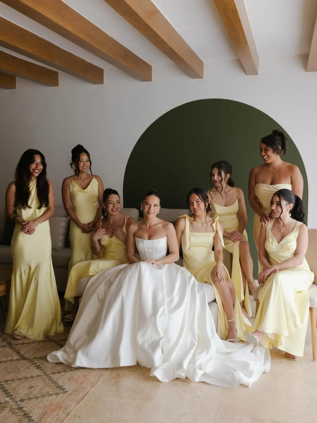 Conoce a @bypaolamarquez_, el alma y el coraz&oacute;n detr&aacute;s del lente para parejas que abrazan el amor en su forma m&aacute;s genuina. Su pasi&oacute;n por capturar momentos c&aacute;lidos y aut&eacute;nticos brilla en cada fotograf&iacute;a