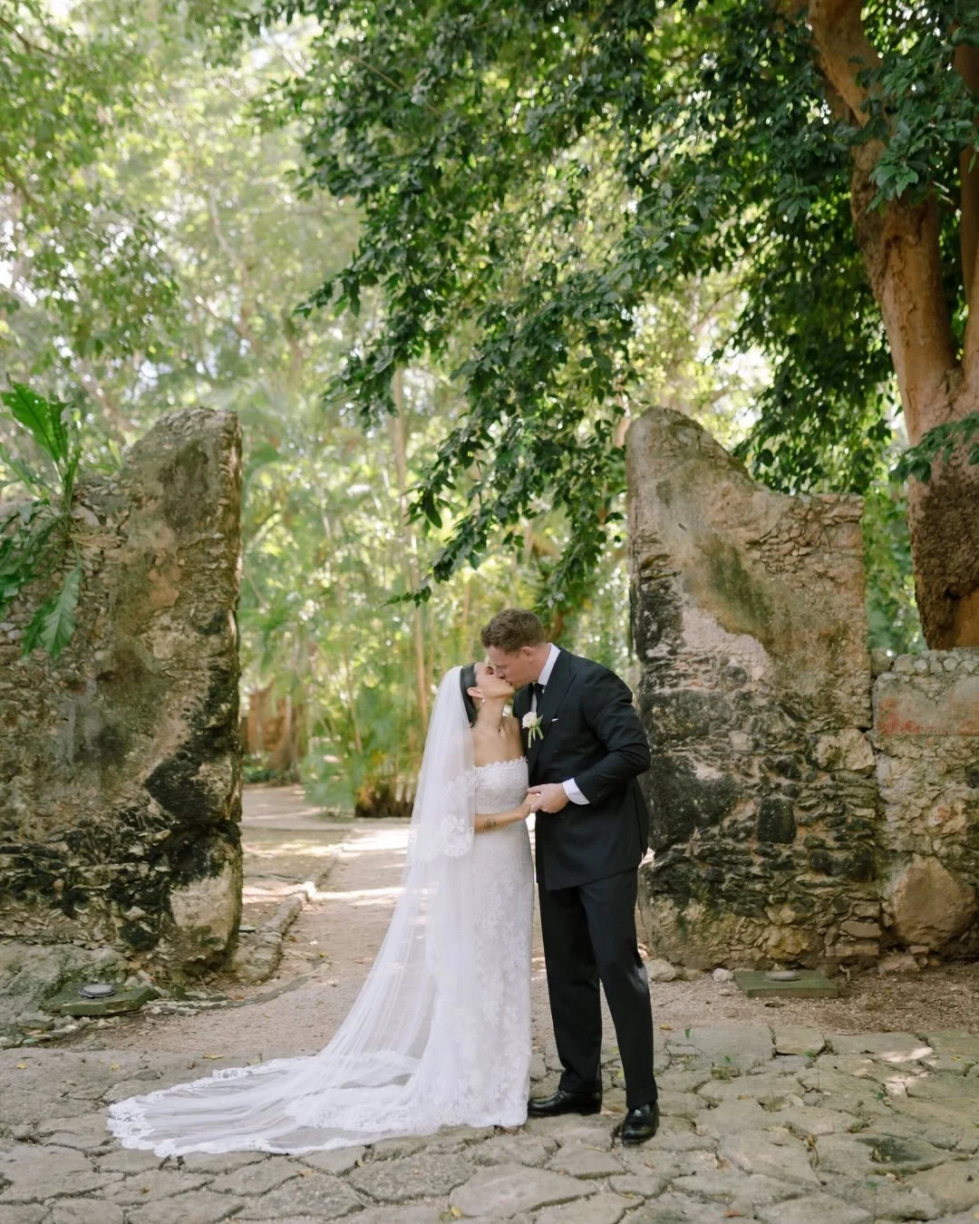 De Par&iacute;s a M&eacute;rida&hellip; y de ah&iacute;, directo al coraz&oacute;n. 🇫🇷✨🇲🇽

Paola &amp; Thibaud se conocieron en Mil&aacute;n, sobrevivieron al amor a distancia (Mil&aacute;n&ndash;Par&iacute;s), y un d&iacute;a &eacute;l lleg&oacu