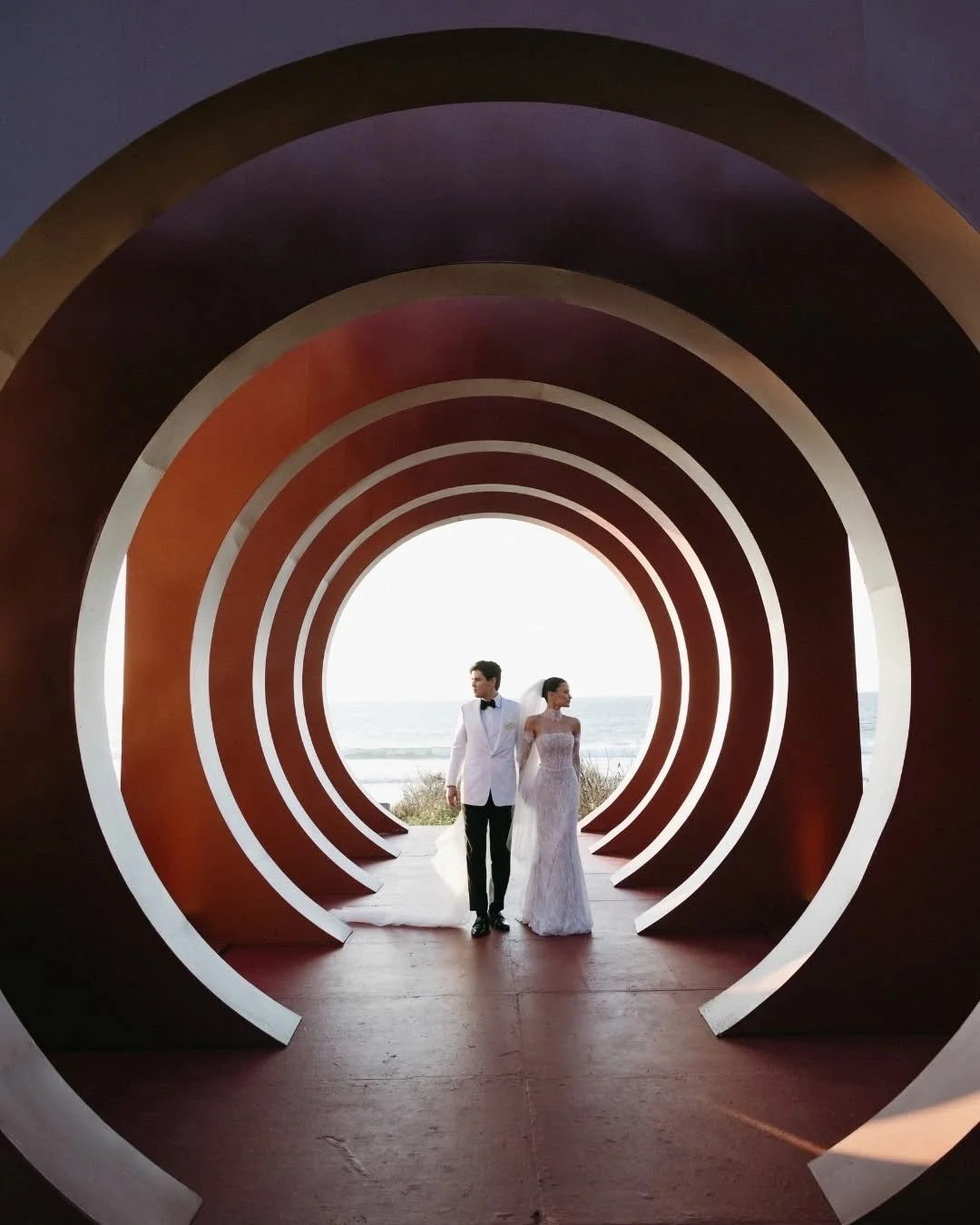 Las bodas comienzan a integrar elementos de arquitectura conceptual: paneles curvos, piezas modulares, estructuras geom&eacute;tricas, marcos enormes que redefinen la composici&oacute;n visual del venue. Se usan para dividir espacios, crear profundid