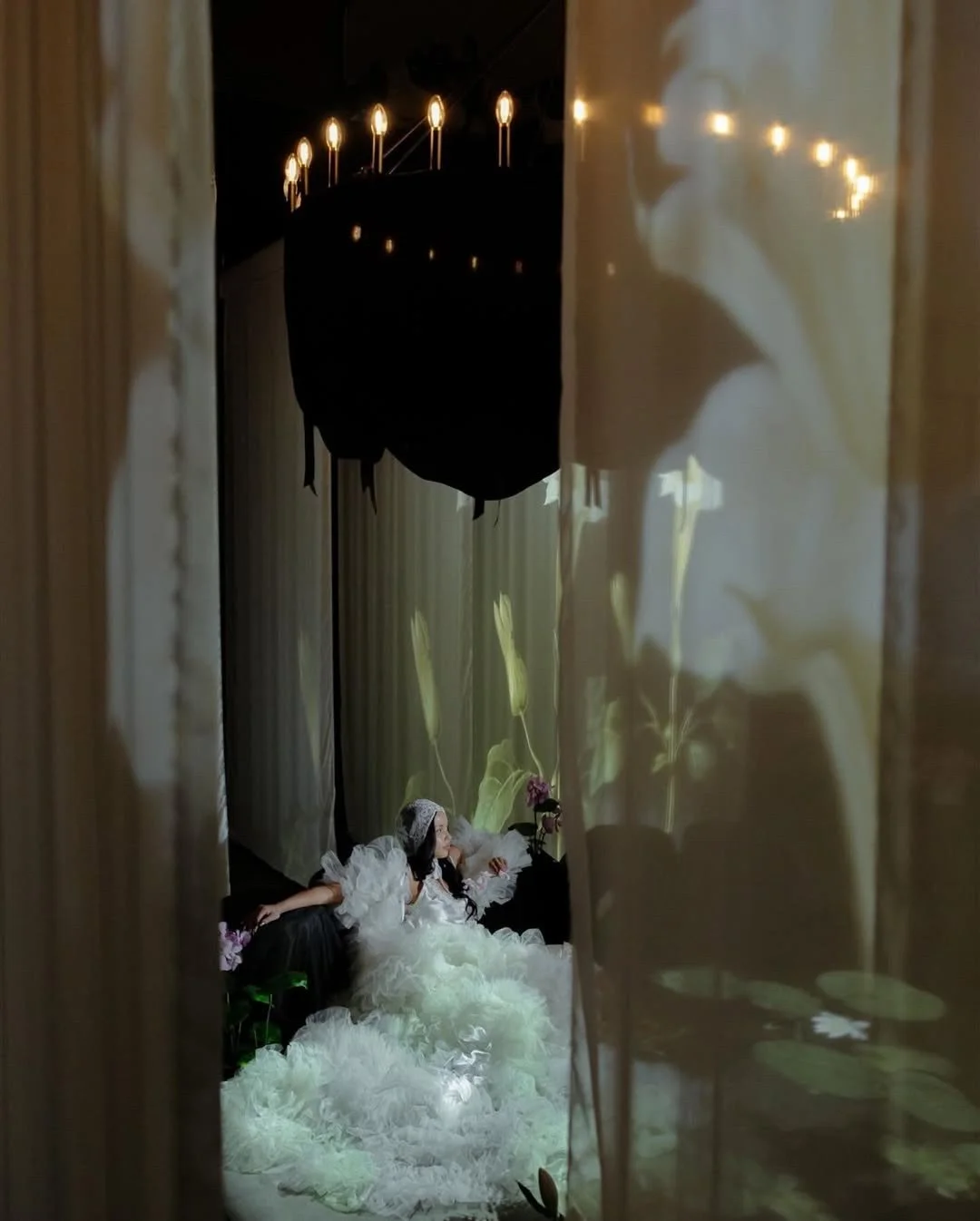 Iluminaci&oacute;n din&aacute;mica: el nuevo lenguaje de la atm&oacute;sfera de las bodas. 

En 2026, la luz deja de ser un elemento t&eacute;cnico y se convierte en el nuevo lenguaje emocional del dise&ntilde;o. Proyecciones que imitan nubes o agua,